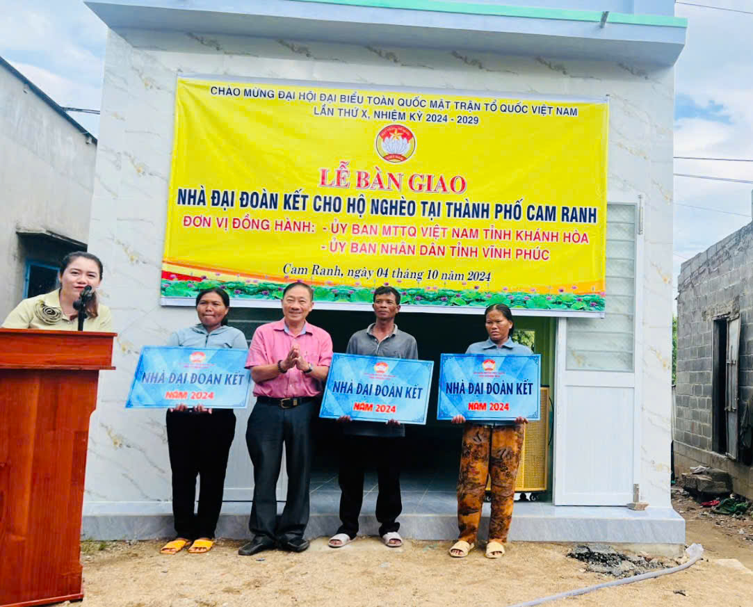 Đại diện UBMTTQ Việt Nam tỉnh trao tượng trưng nhà cho các gia đình tại TP. Cam Ranh