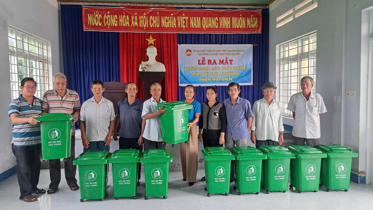 Đại diện UBMTTQ Việt Nam xã trao thùng đựng rác cho các gia đình