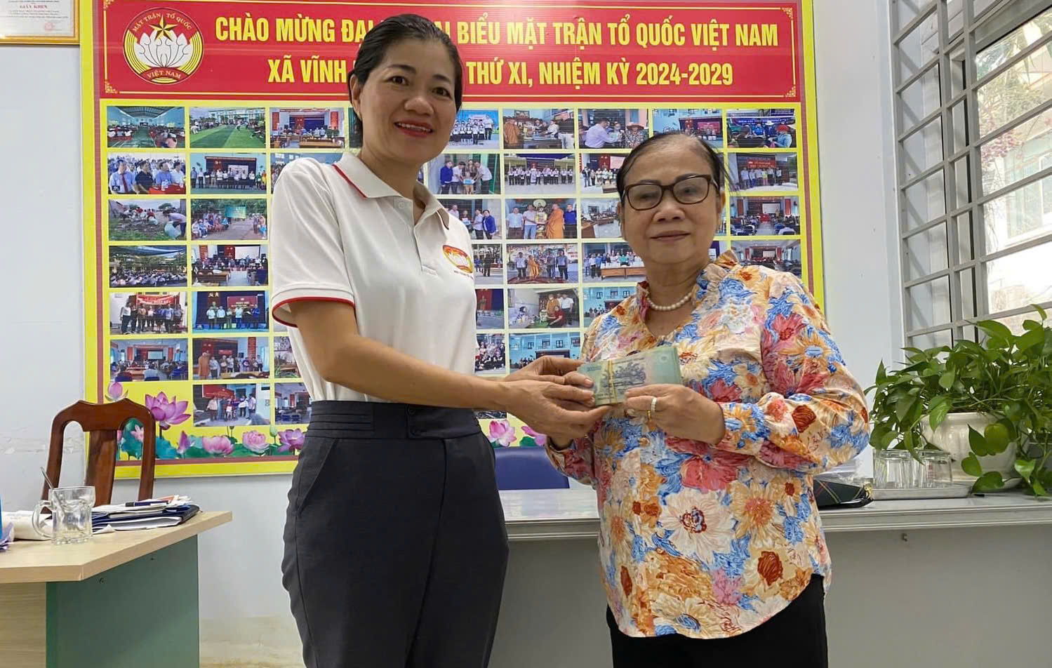 Đại diện UBMTTQ Việt Nam xã Vĩnh Lương tiếp nhận tiền ủng hộ từ một người dân