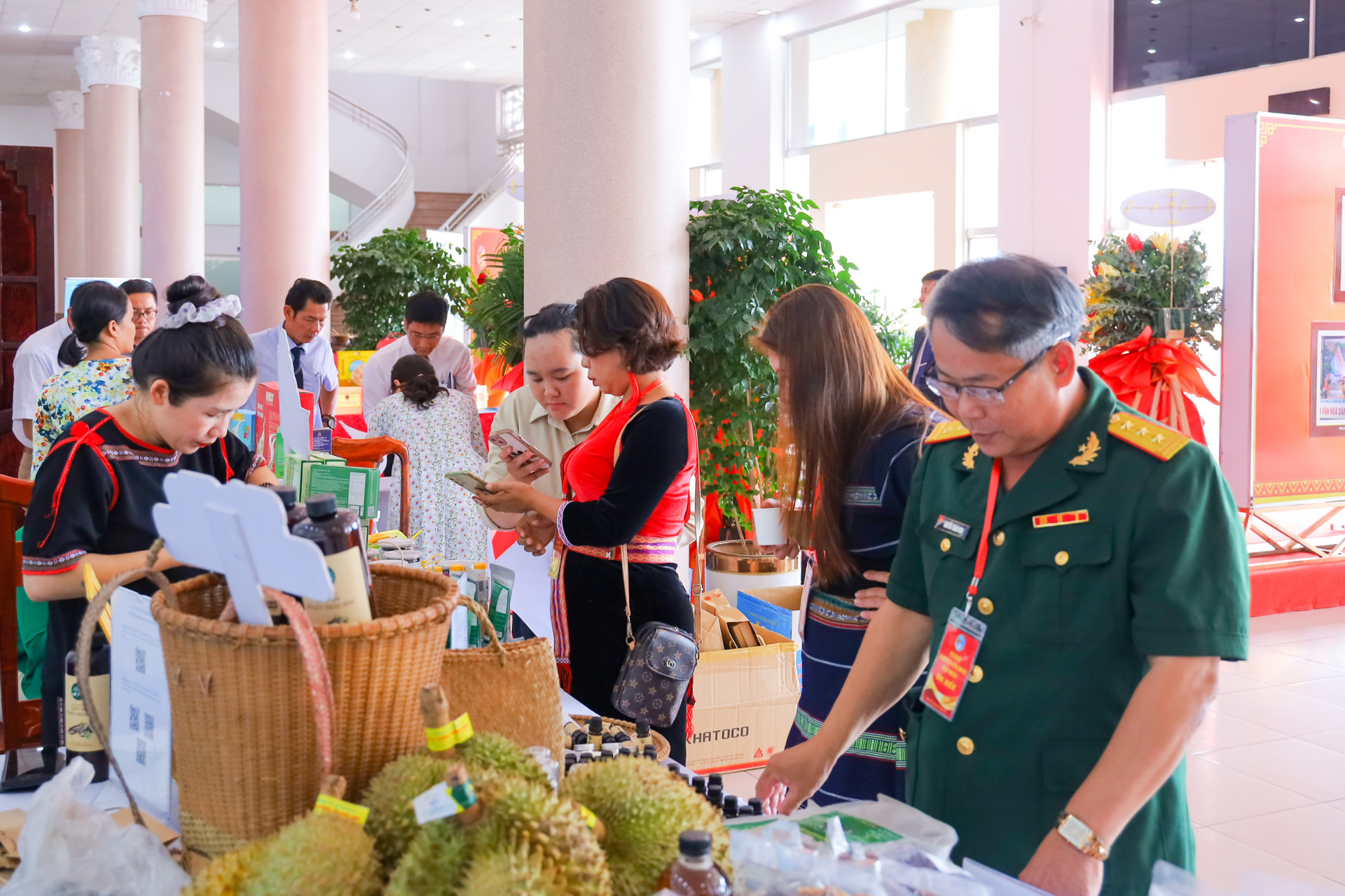 Các đại biểu tham quan gian hàng trưng bày sản phẩm OCOP tại đại hội.
