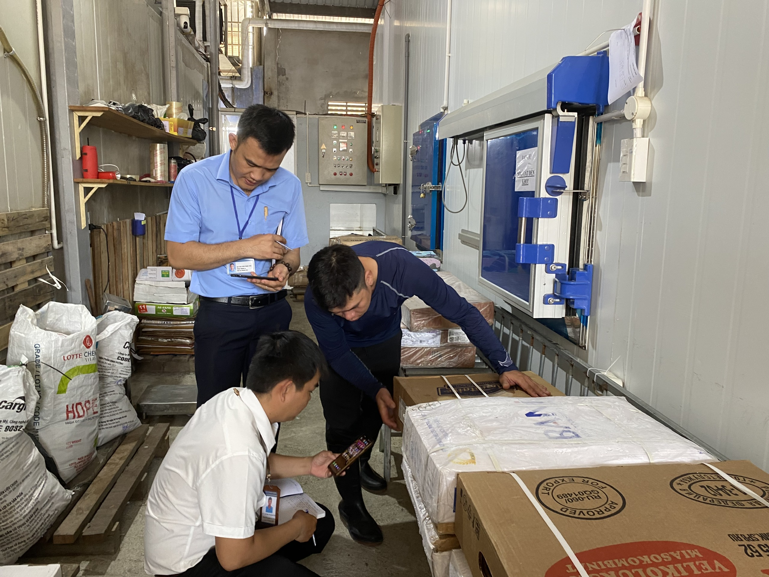 Đoàn kiểm tra liên ngành về an toàn thực phẩm tỉnh kiểm tra tại một cơ sở kinh doanh trên địa bàn TP. Nha Trang