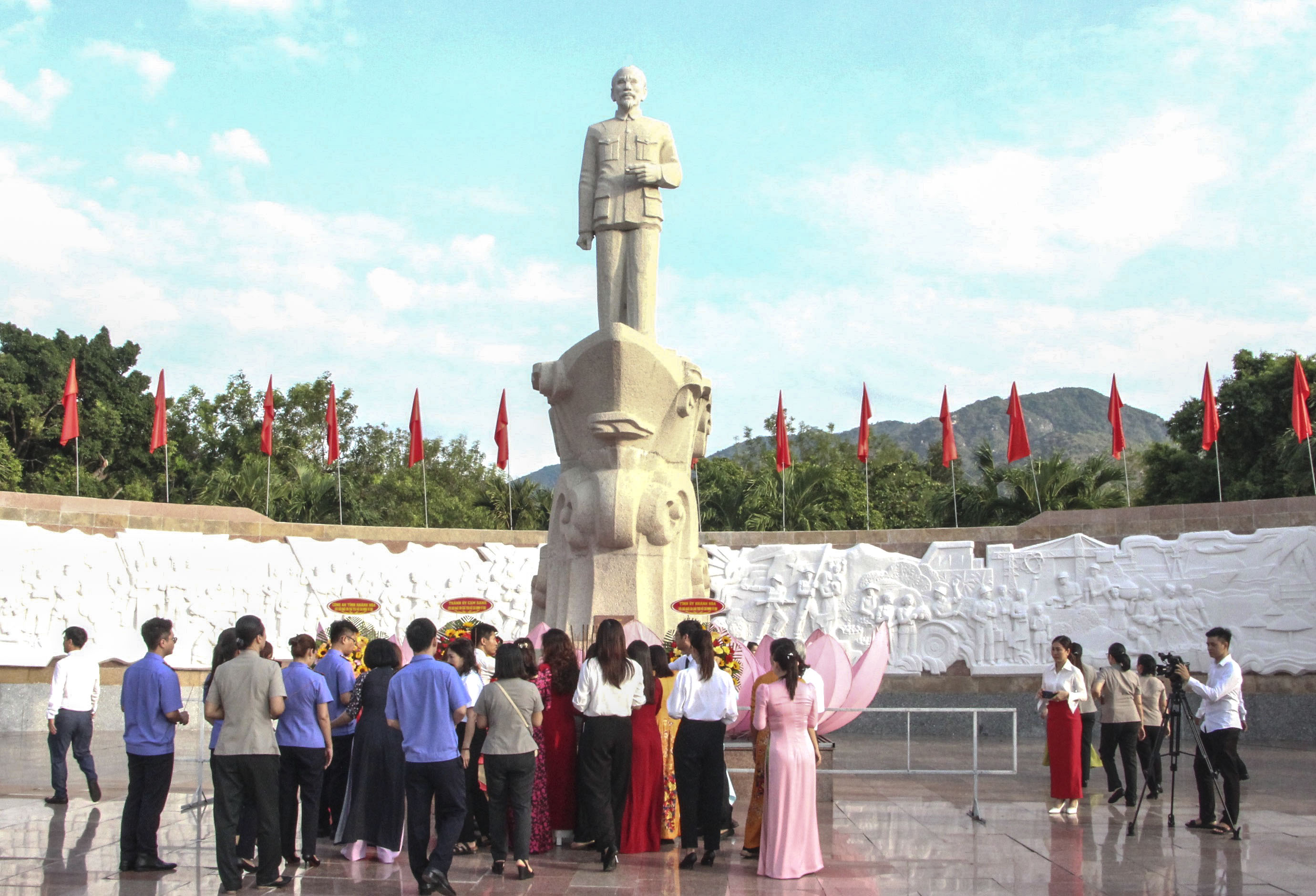 Dâng hương tại Tượng đài Bác Hồ (Công viên 18-10,&nbsp;TP. Cam Ranh). Ảnh: VĂN GIANG