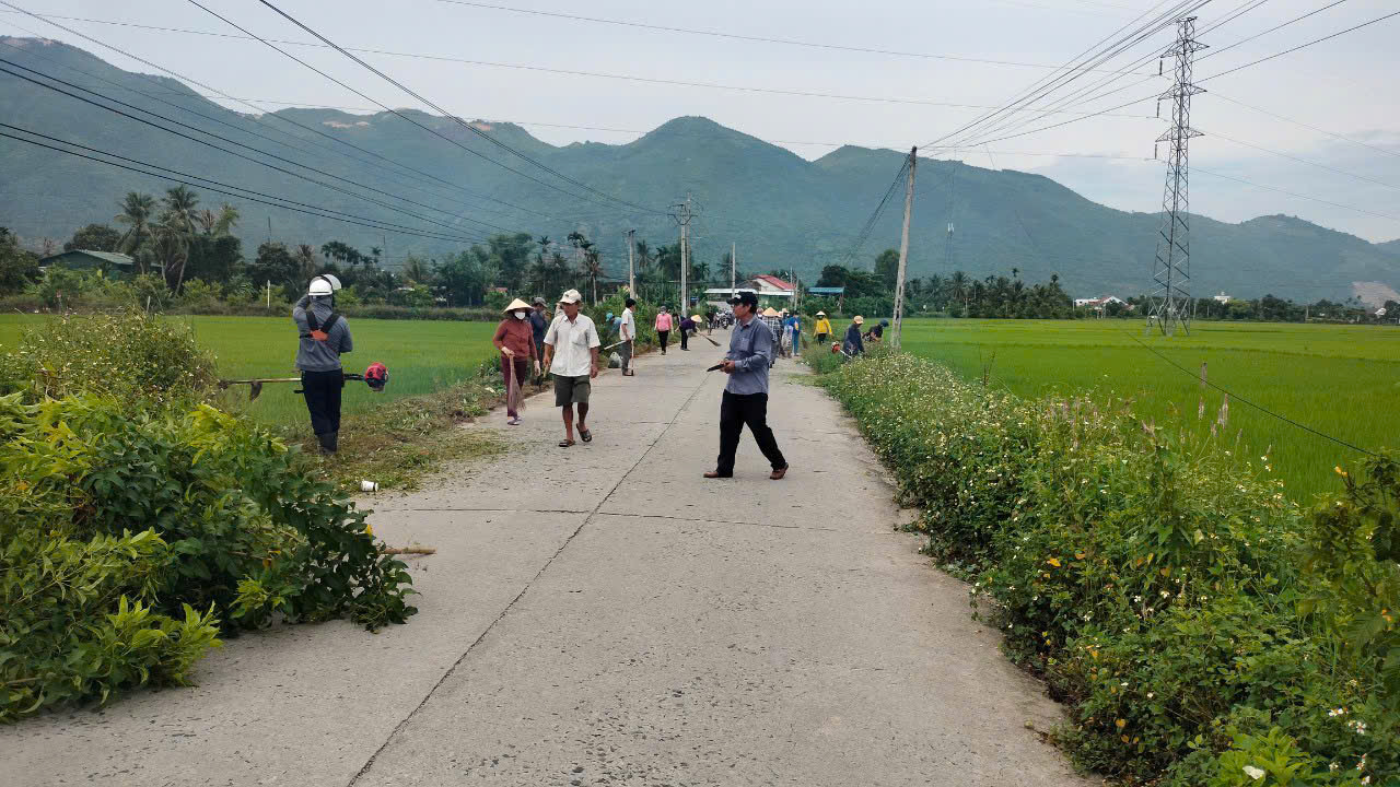 Đông đảo người dân xã Diên An ra quân dọn dẹp môi trường