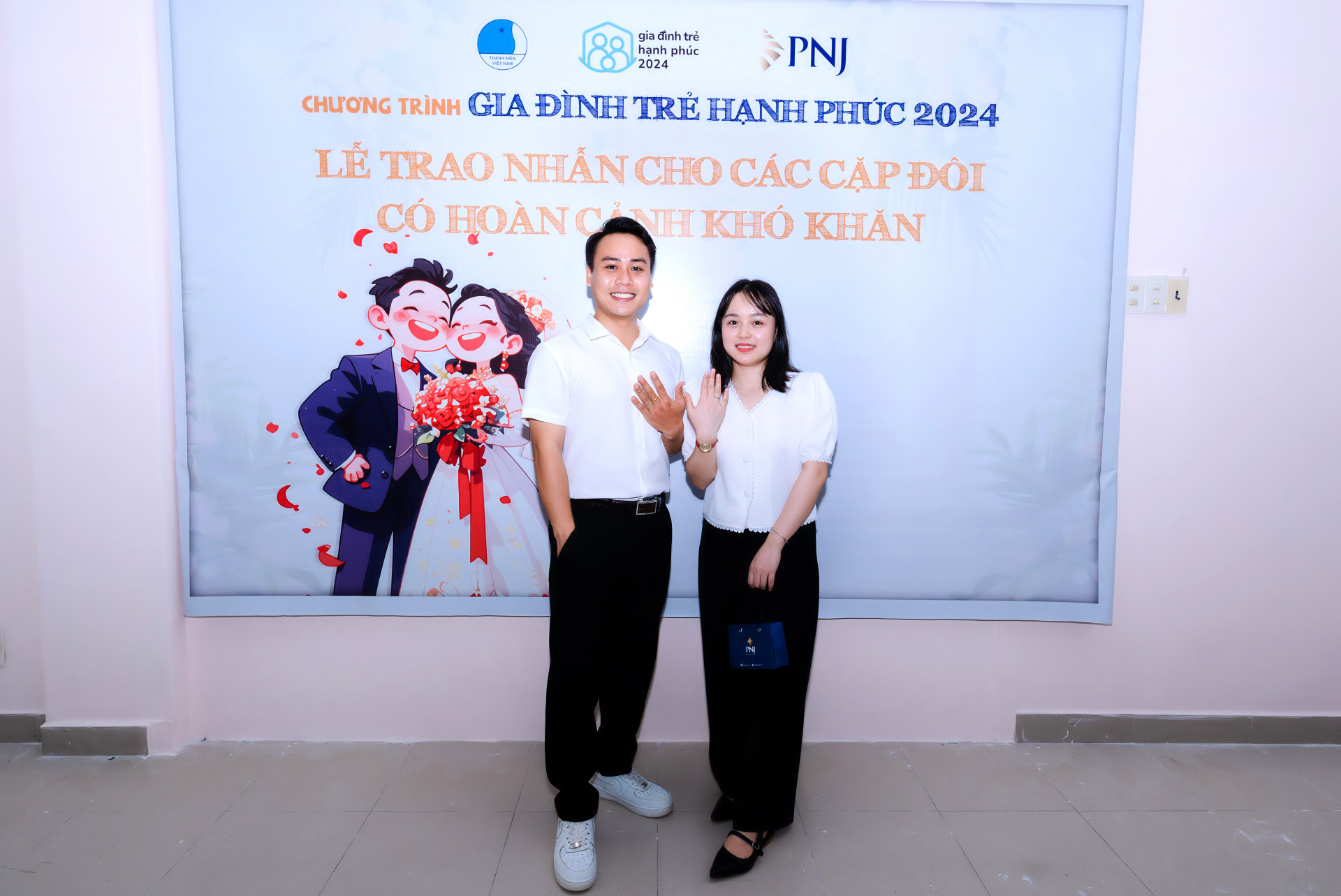 Một cặp đôi trao nhẫn cưới cho nhau.