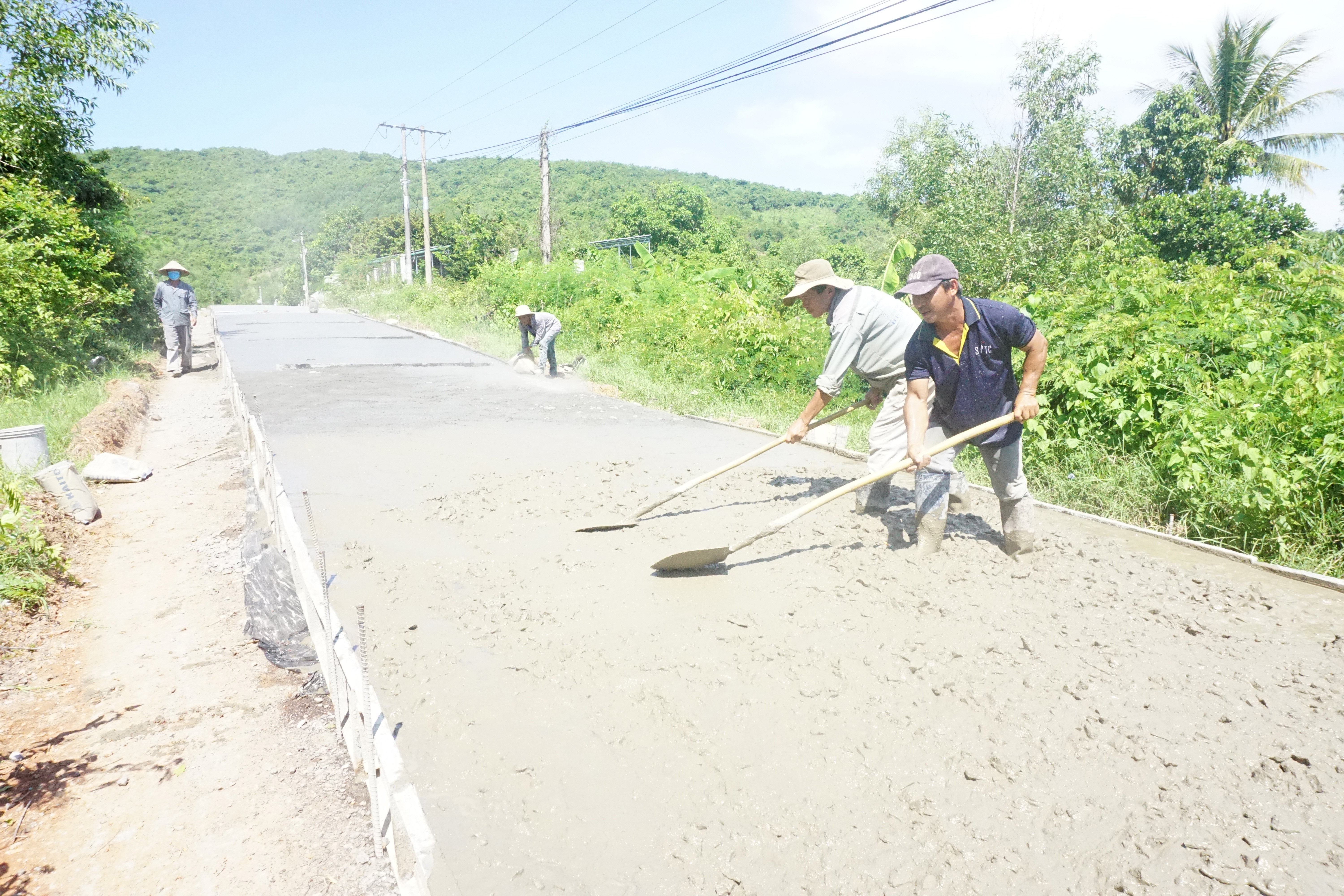 Đường giao thông vào khu sản xuất ở huyện Khánh Vĩnh được đầu tư xây dựng.
