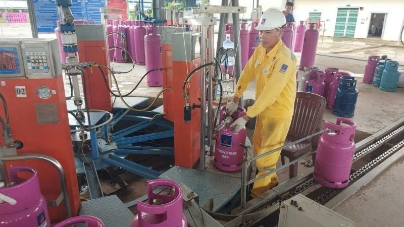 Giá gas tháng 10 tiếp tục tăng thêm 6.000 đồng/bình 12kg