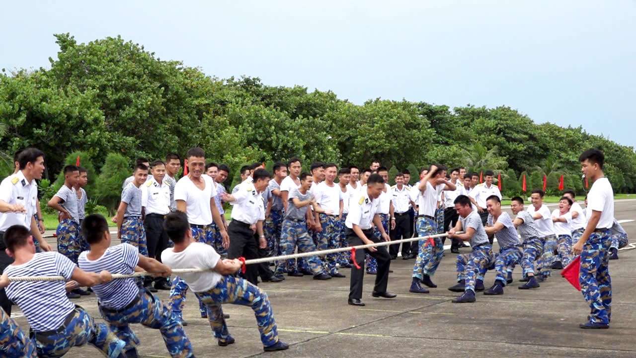 Thi kéo co ở đảo Trường Sa.