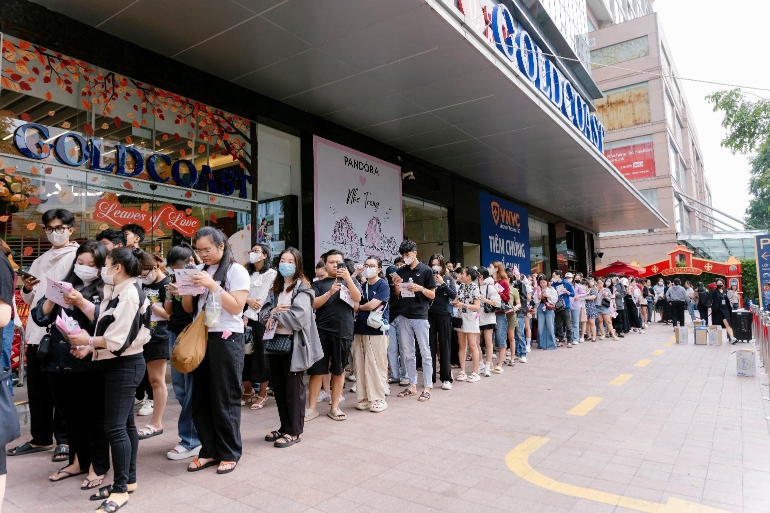 Hình 5: Đông đảo khách hàng tham gia xếp hàng check-in và nhận hộp đựng trang sức độc quyền của Pandora