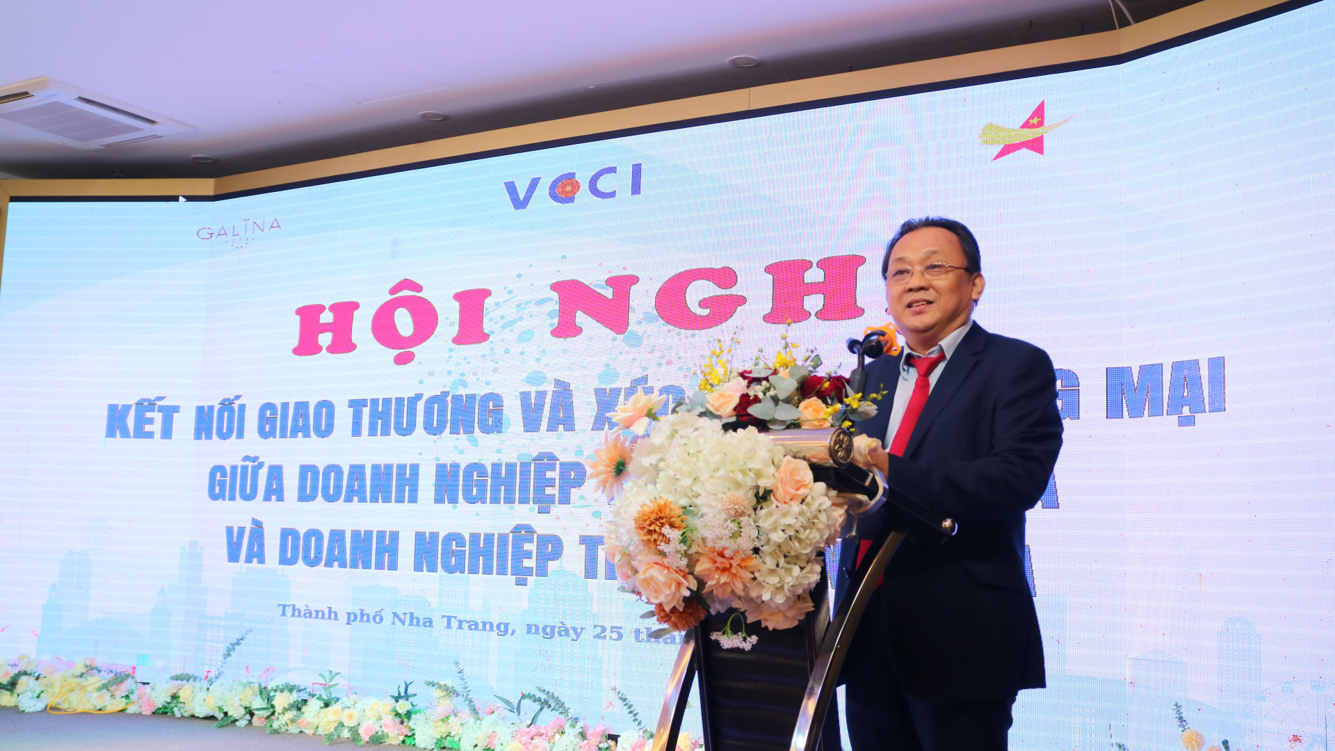 Ông Lê Hữu Hoàng - Ủy viên Ban Thường vụ Tỉnh ủy, Phó Chủ tịch Thường trực UBND tỉnh Khánh Hòa phát biểu tại hội nghị. 