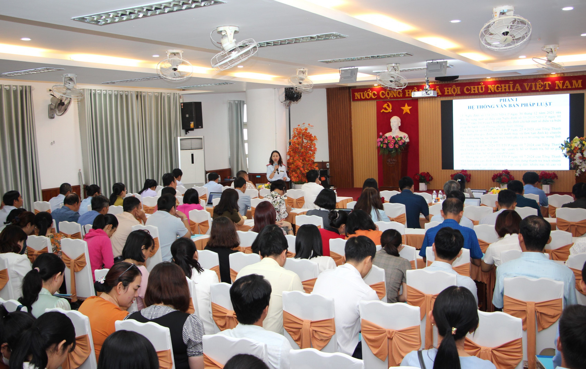 Đại diện Thanh tra Sở Lao động - Thương binh và Xã hội phổ biên pháp luật cho các đơn vị, doanh nghiệp.