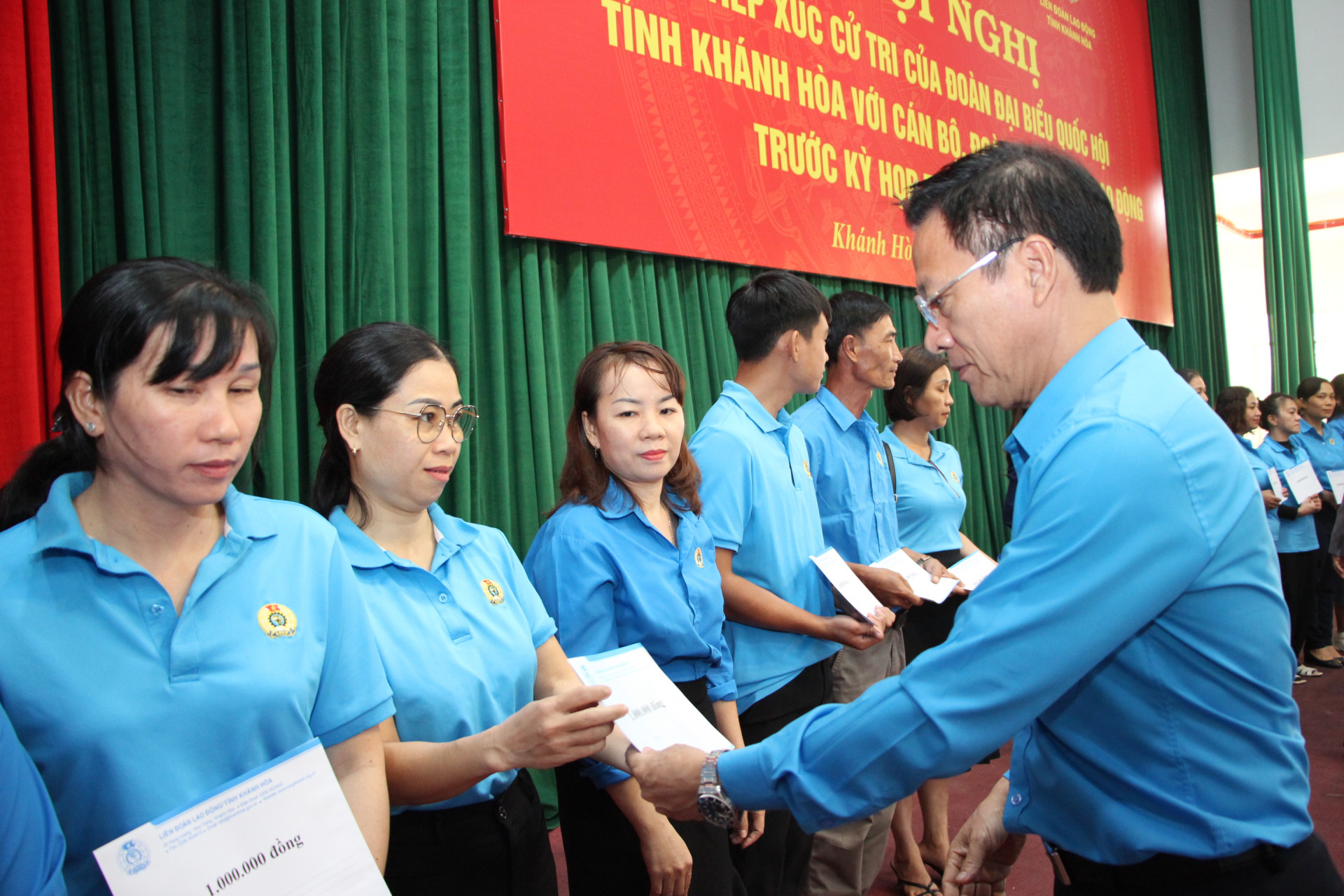 Ông Phan Thanh Liêm - Chủ tịch Liên đoàn Lao động tỉnh trao hỗ trợ cho đoàn viên.