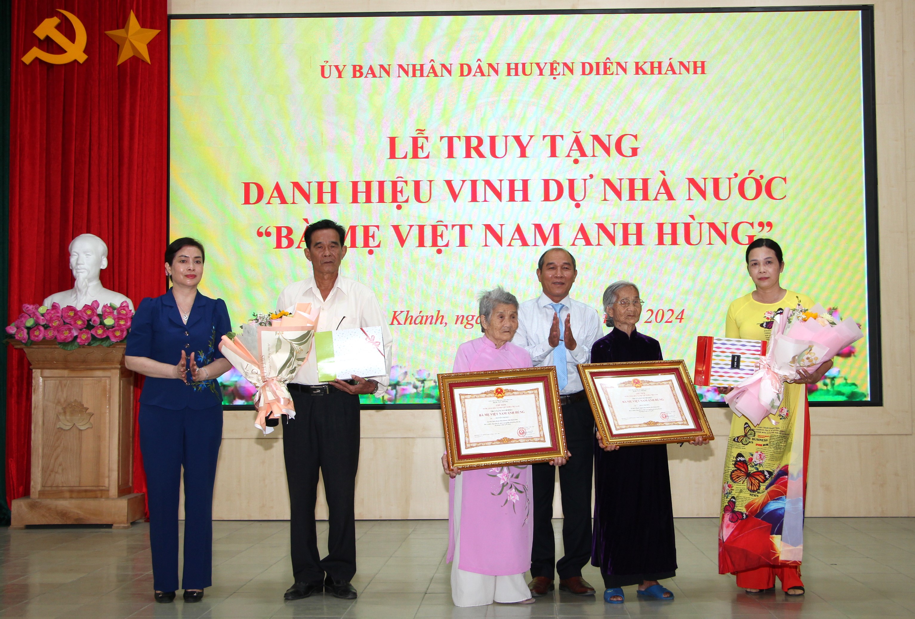 Tổ chức truy tặng danh hiệu Bà mẹ Việt Nam Anh hùng cho 2 mẹ