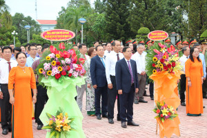 VIDEO: Lãnh đạo tỉnh dâng hoa, dâng hương Tượng đài Bác Hồ