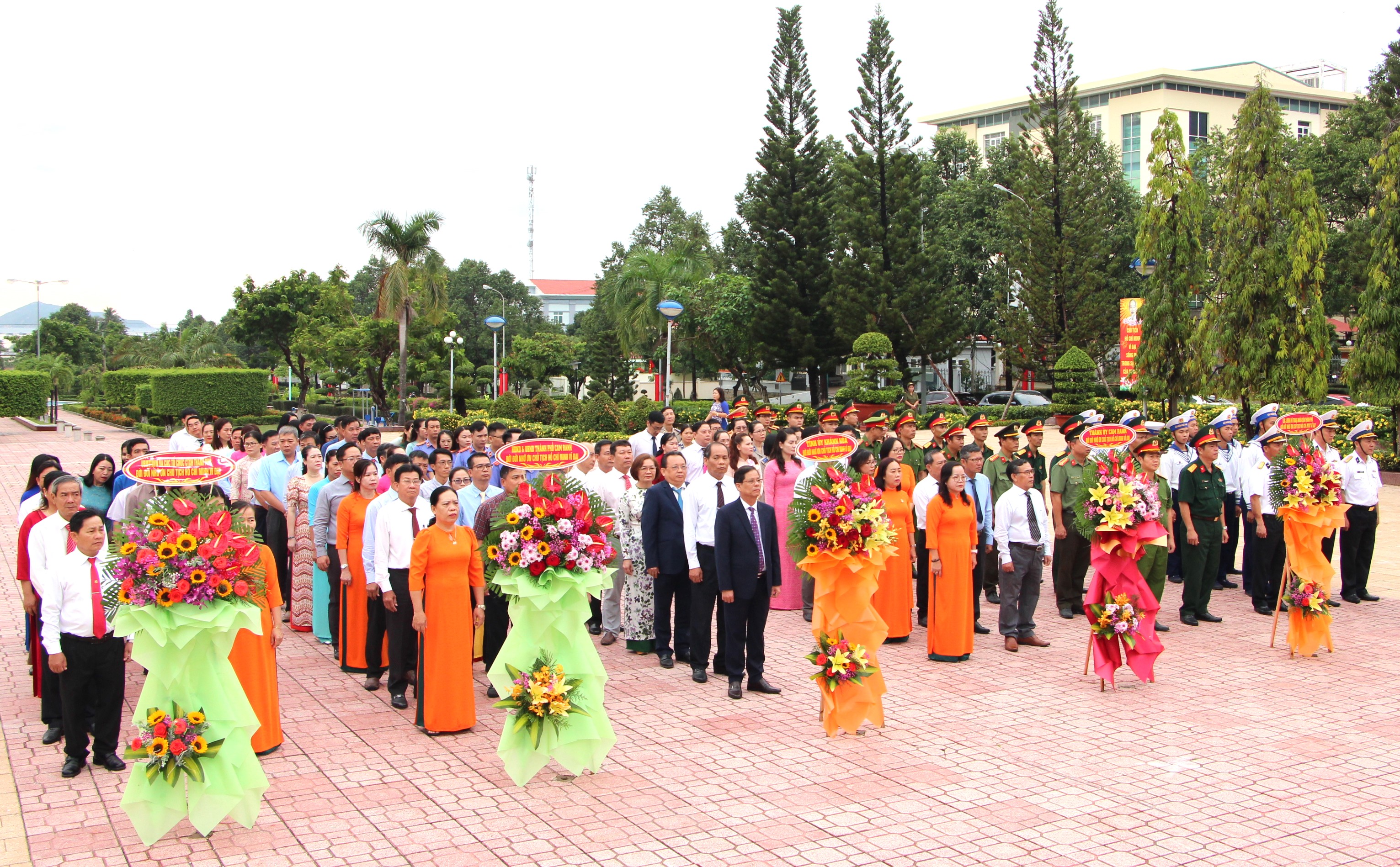 Kỷ niệm 78 năm ngày Bác Hồ đến vịnh Cam Ranh (18-10-1946 - 18-10-2024): Lãnh đạo tỉnh dâng hương, dâng hoa tại Tượng đài Bác Hồ
