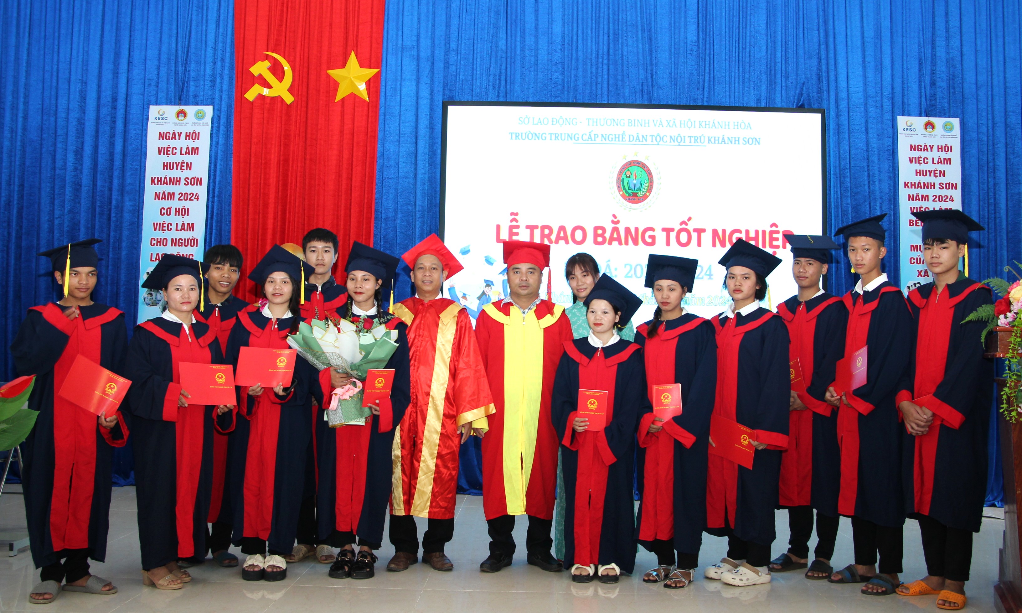 Trao bằng tốt nghiệp cho 113 học sinh