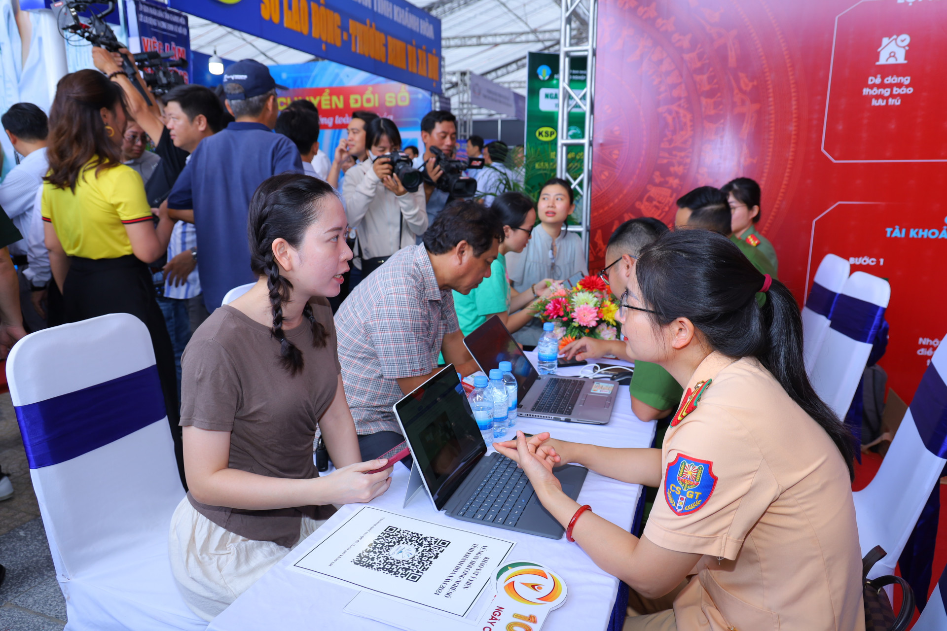 Người dân đến tìm hiểu và thực hiện các thủ tục trực tuyến tại gian hàng của Công an tỉnh.