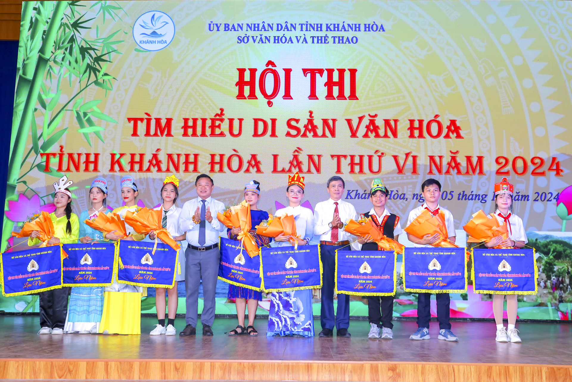 Đại diện Ban tổ chức tặng cờ lưu niệm và hoa chúc mừng các đội tham dự hội thi.
