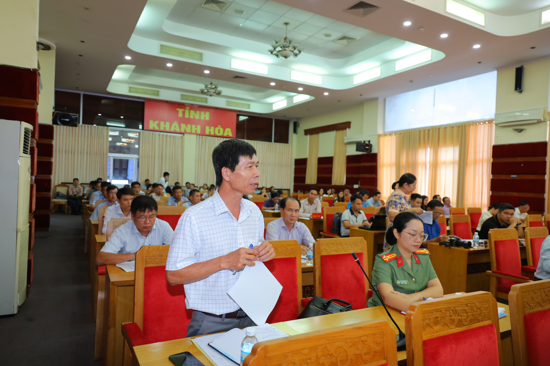 Ông Nguyễn Văn Minh - Phó Chủ tịch UBND TP. Nha Trang trả lời ý kiến báo chí.