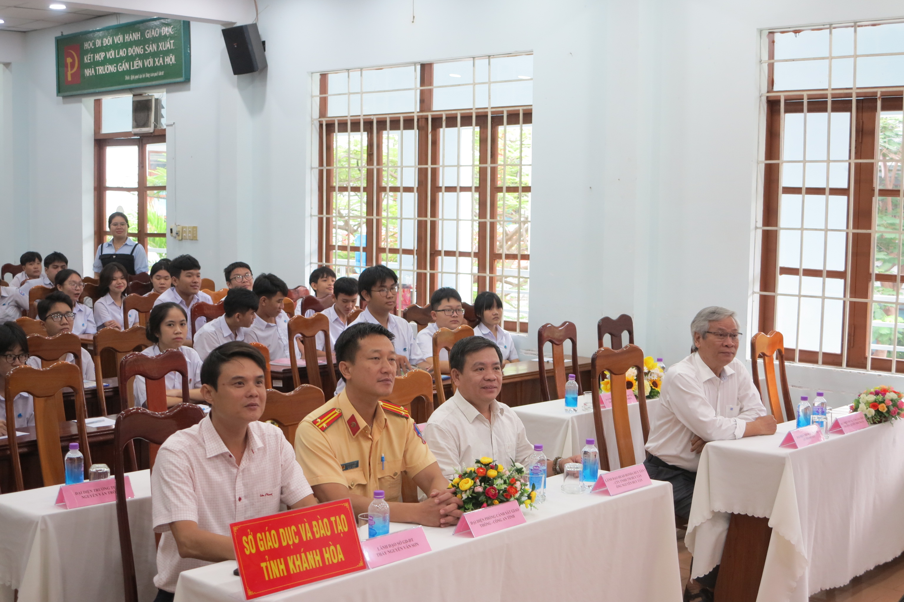 Phát động học sinh, sinh viên nghiêm chỉnh chấp hành pháp luật về an toàn giao thông