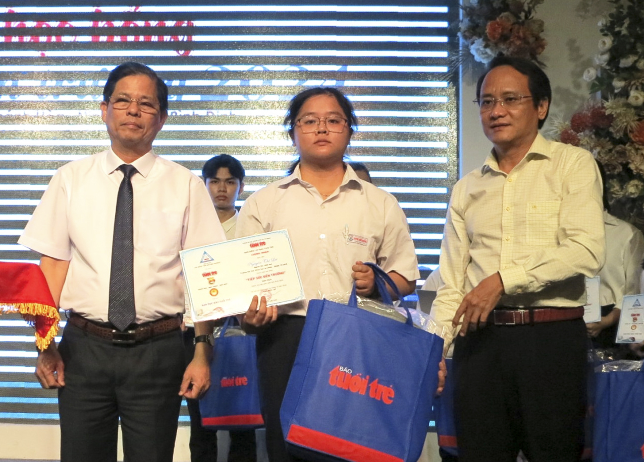 Báo Tuổi Trẻ: Trao học bổng “Tiếp sức đến trường” cho 60 tân sinh viên