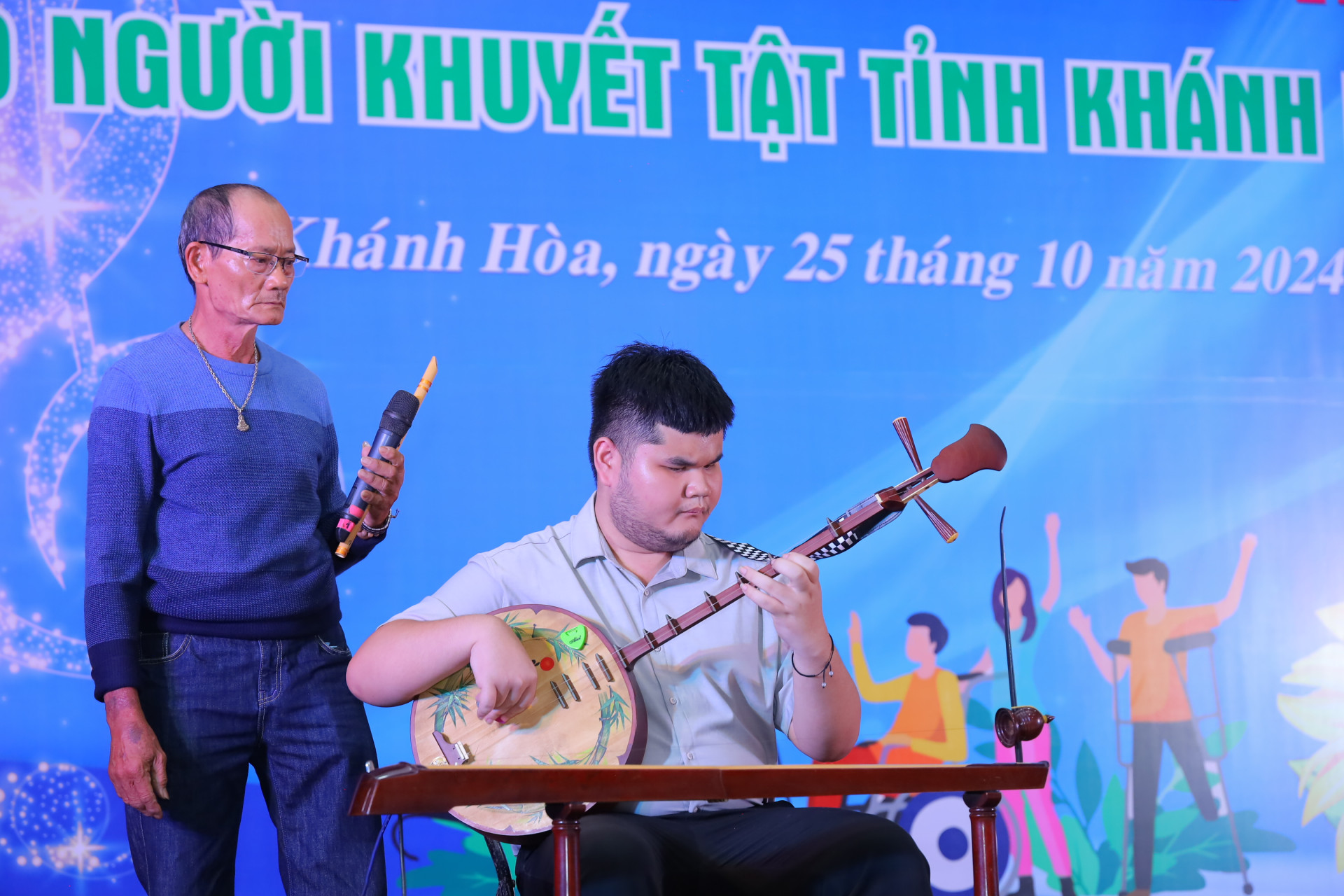 Thí sinh Bùi Ngọc Thịnh đến từ Hội người mù thị xã Ninh Hòa gây ấn tượng với tiết mục độc tấu 3 loại nhạc cụ dân tộc bài Tiếng chày trên sóc Bom Bo.