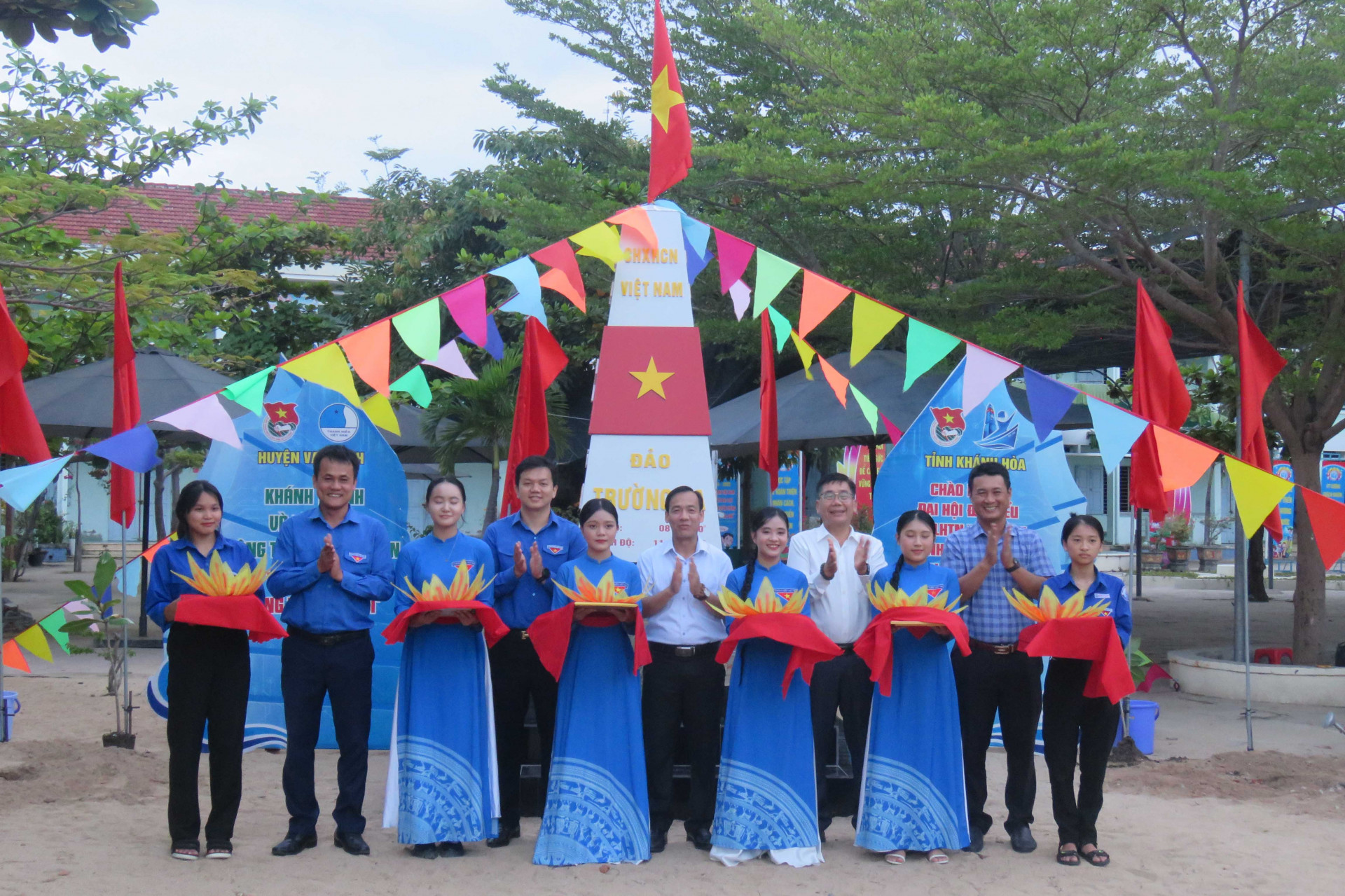 Huyện đoàn - Hội Liên hiệp Thanh niên Việt Nam huyện Vạn Ninh thực hiện mô hình cột mốc Trường Sa tại thị trấn Vạn Giã.