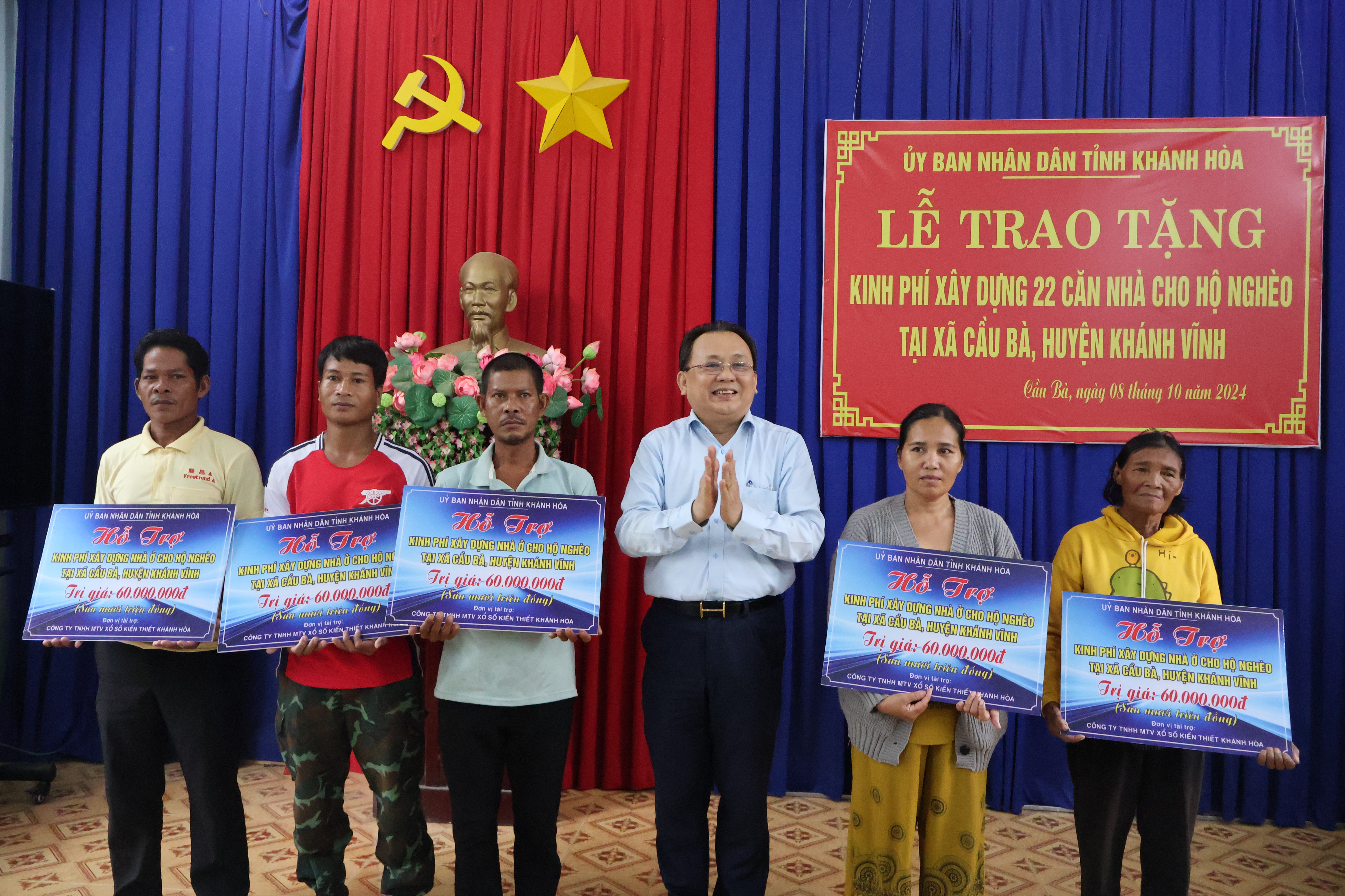 Trao kinh phí hỗ trợ xây 22 căn nhà cho hộ nghèo ở xã Cầu Bà