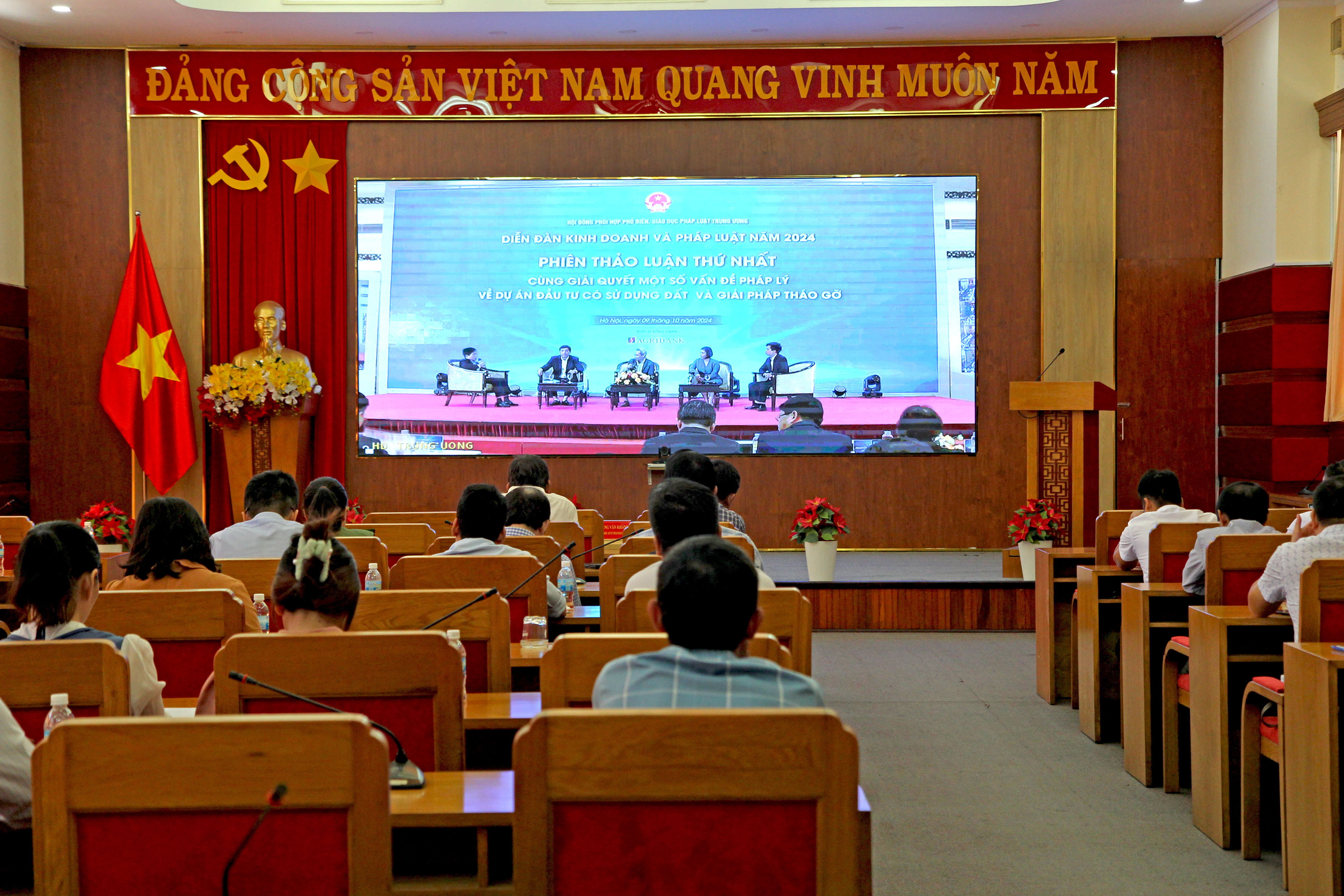 Phiên thảo luận tại diễn đàn. 