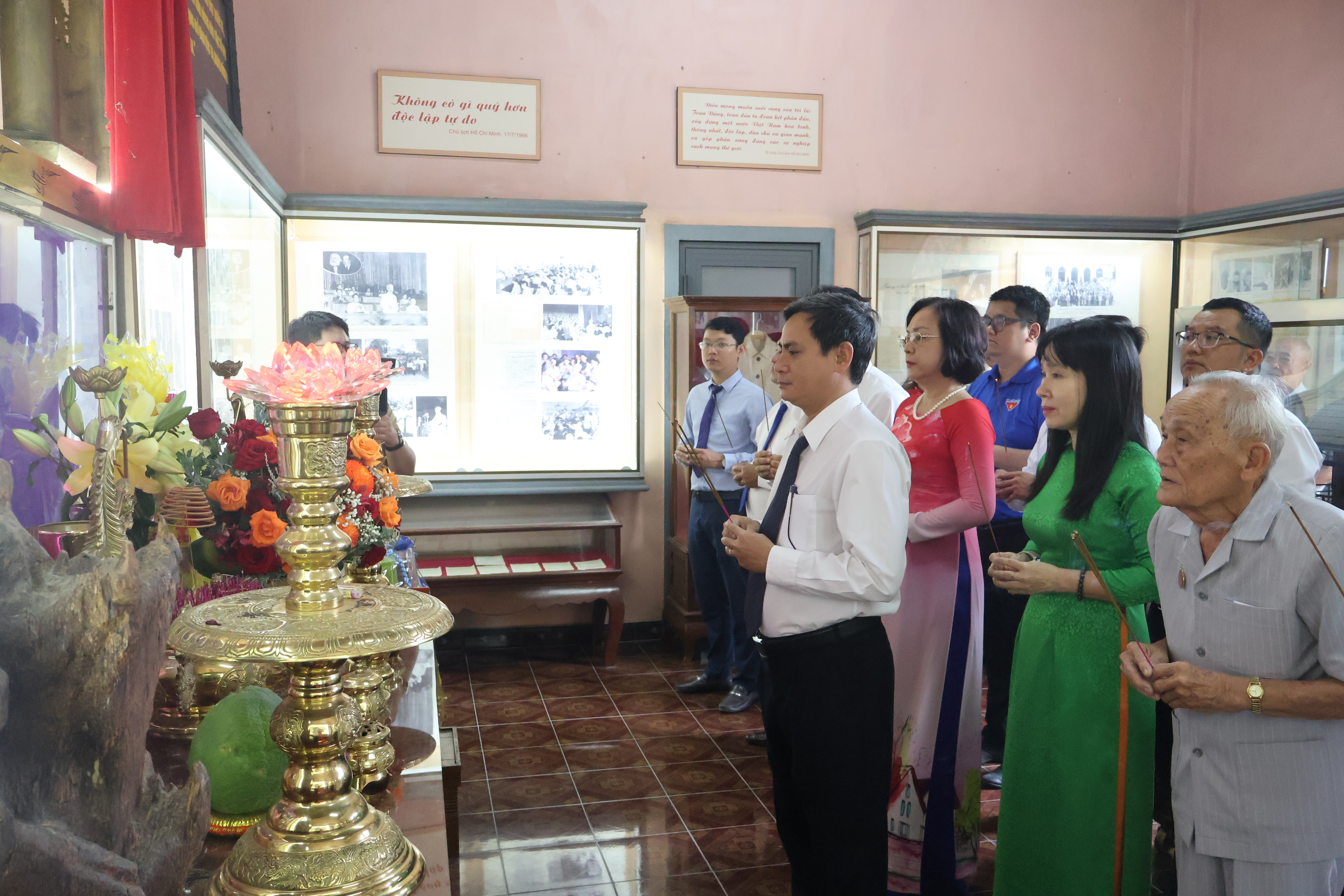 Đảng bộ Sở Kế hoạch và Đầu tư Khánh Hòa: Kết nạp đảng viên tại Khu tưởng niệm Chủ tịch Hồ Chí Minh