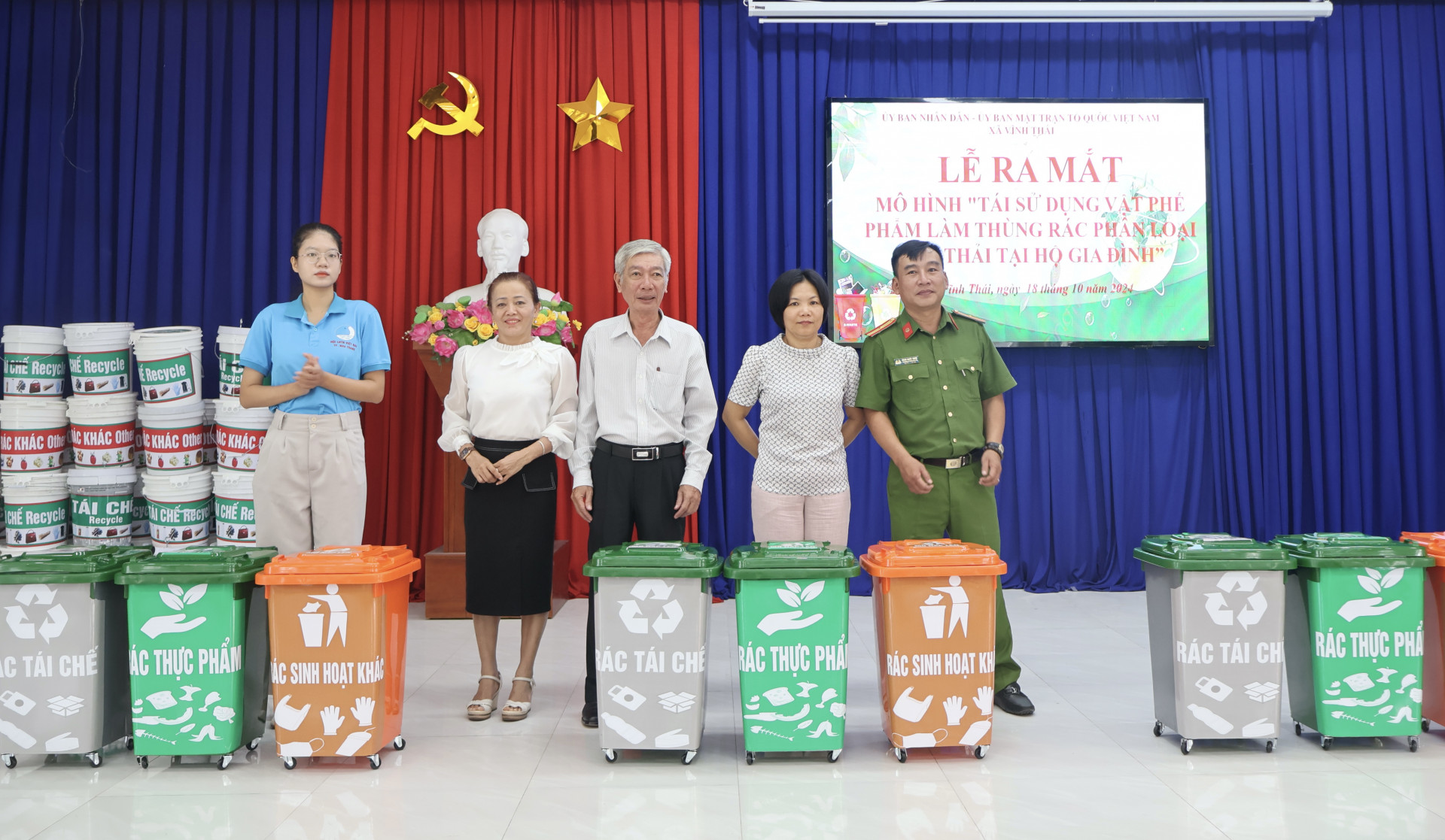 Xã Vĩnh Thái tặng các thùng phân loại rác thải cho các đơn vị, trường học, công an trên địa bàn xã.