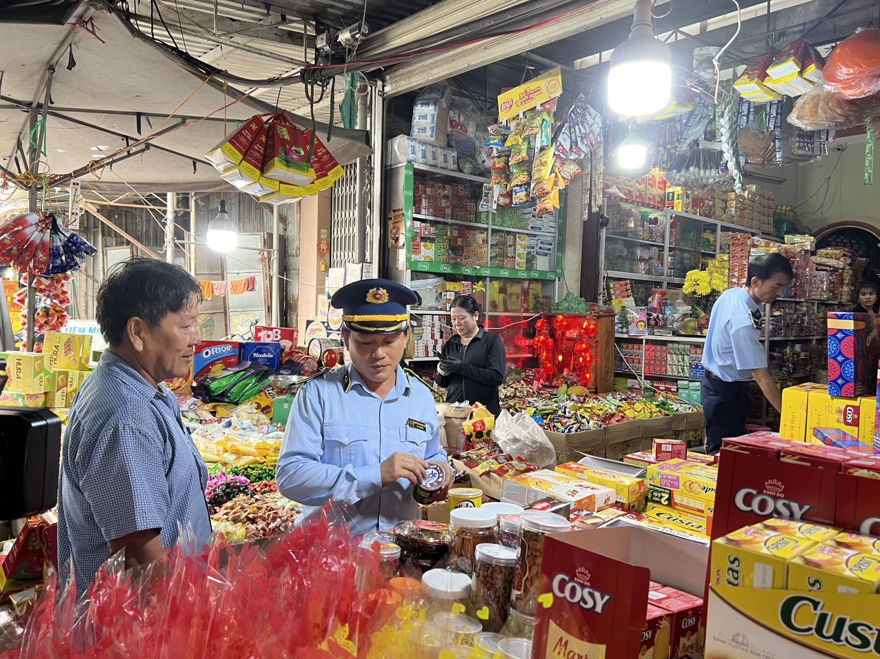 Lực lượng Quản lý thị trường kiểm tra hàng hoá tại một chợ truyền thống ở Vạn Ninh