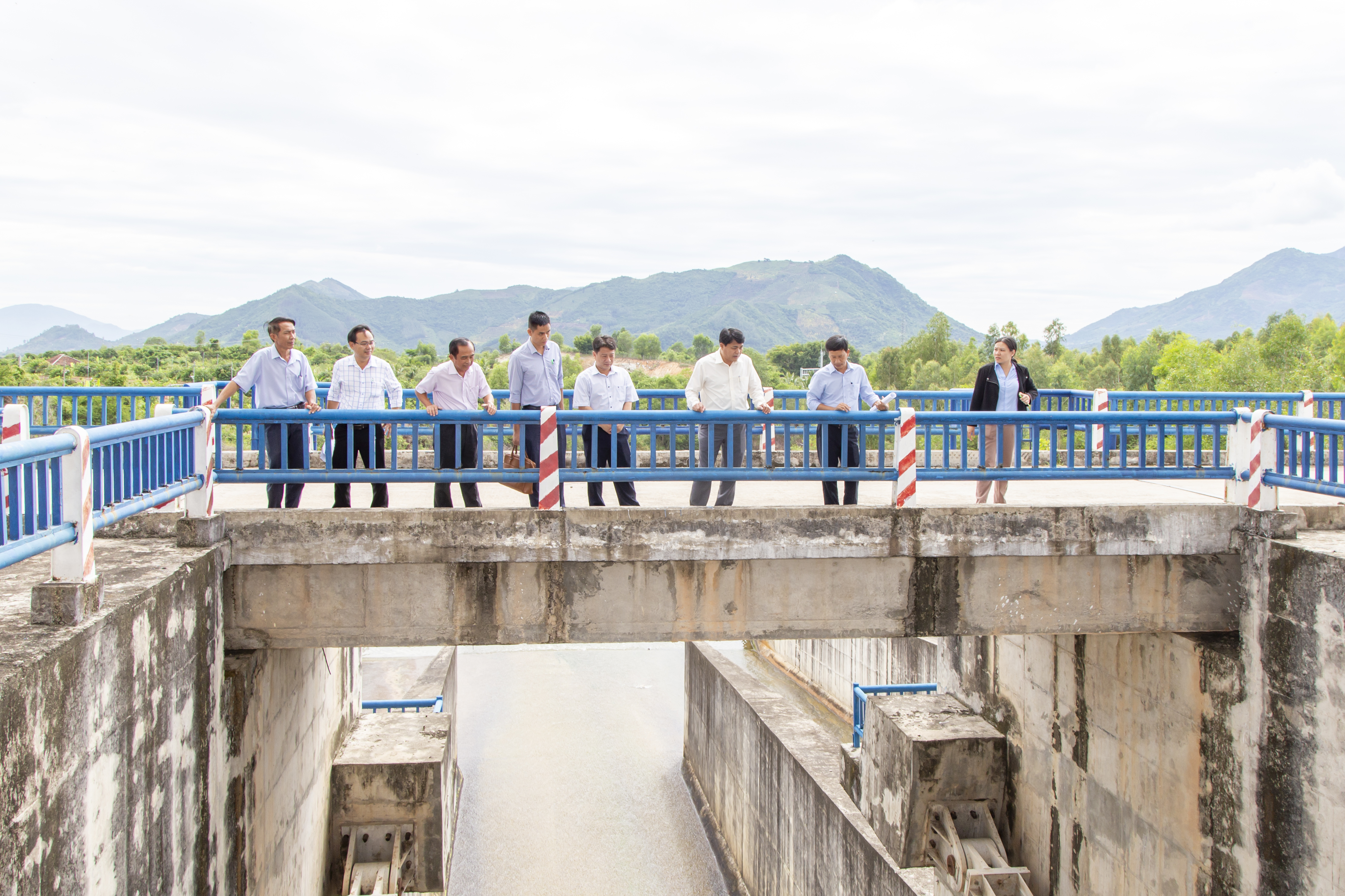 Ban Chỉ huy Phòng, chống thiên tai - Tìm kiếm cứu nạn và Phòng thủ dân sự tỉnh kiểm tra vận hành hồ chứa nước Suối Dầu trước mùa mưa bão 2024.
