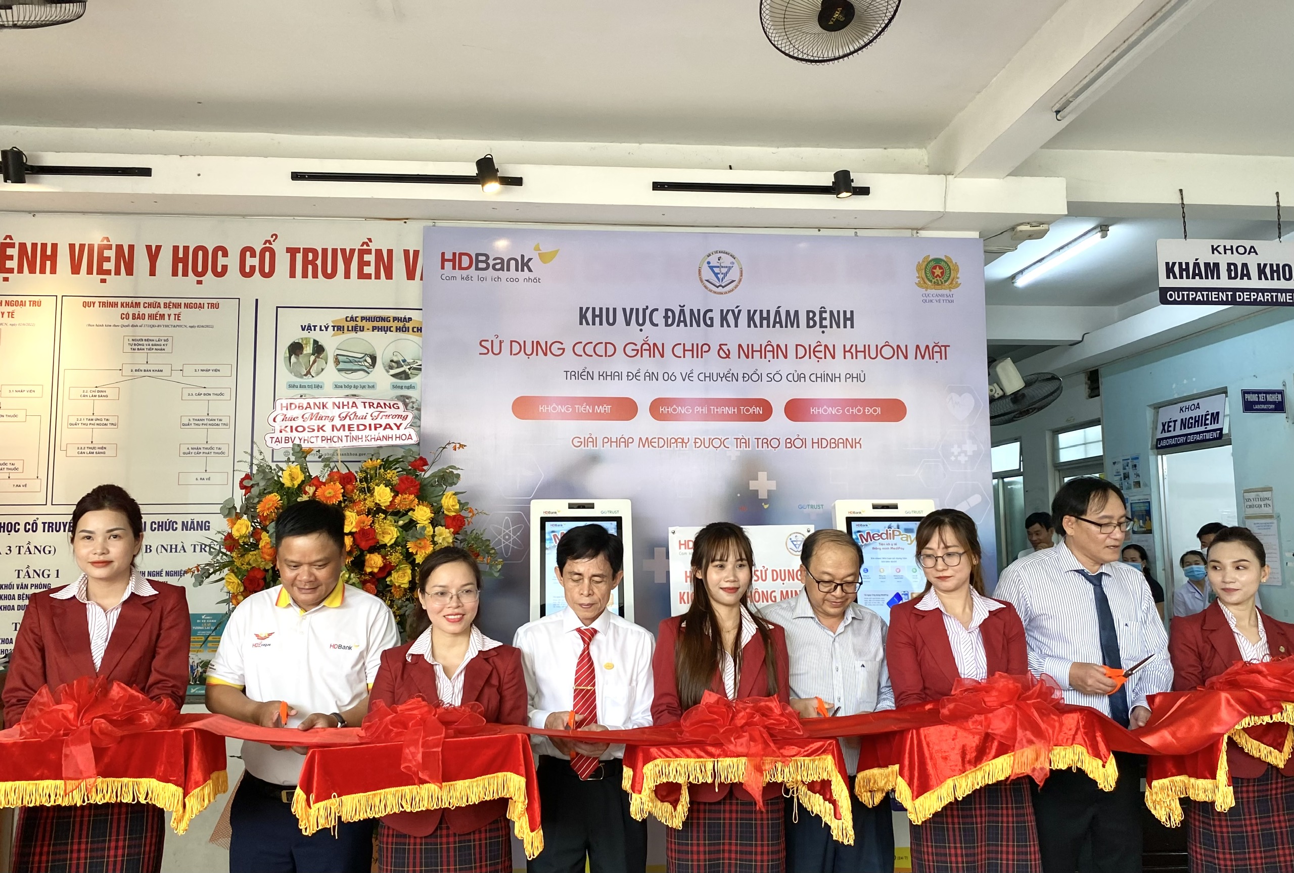 Ngân hàng thương mại cổ phẩn Phát triển TP Hồ Chí Minh (HDBank): HDBank: Trao tặng 2 kiosk y tế thông minh cho Bệnh viện Y học cổ truyền và phục hồi chức năng tỉnh