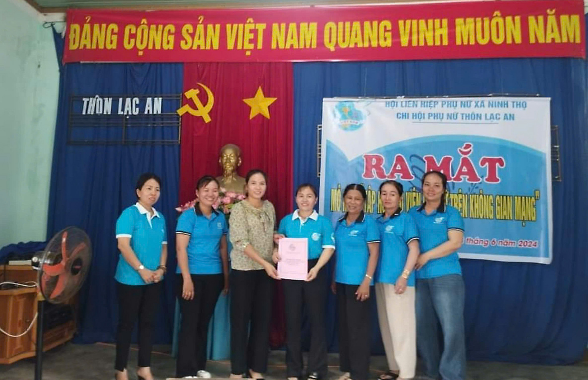 Ra mắt mô hình “Tập hợp hội viên phụ nữ trên không gian mạng” tại Chi hội Phụ nữ thôn Lạc An, xã Ninh Thọ.