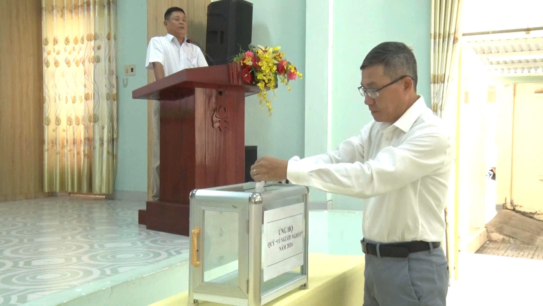 Lãnh đạo huyện Diên Khánh ủng hộ Quỹ Vì người nghèo