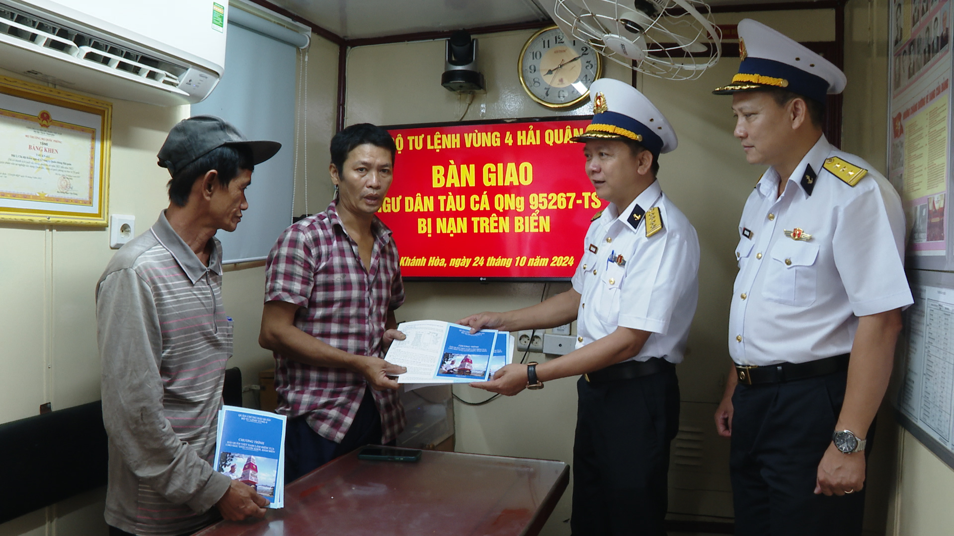 Vùng 4 Hải quân: Bàn giao ngư dân bị bệnh cho gia đình, địa phương tiếp tục điều trị