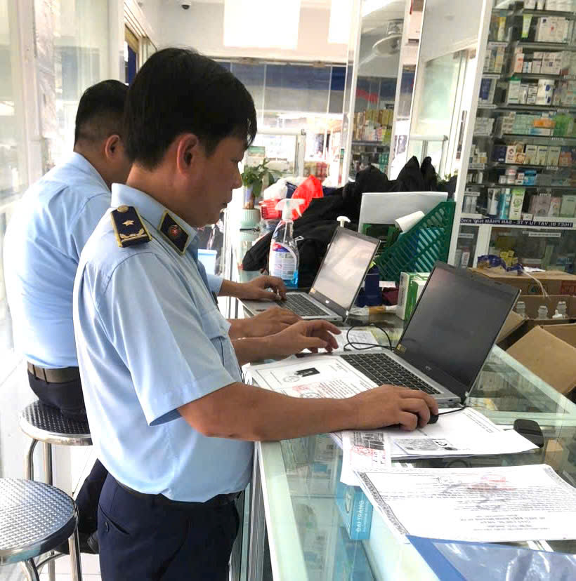 Lực lượng quản lý thị trường kiểm tra thực tế tại địa điểm kinh doanh. Ảnh do đơn vị cung cấp