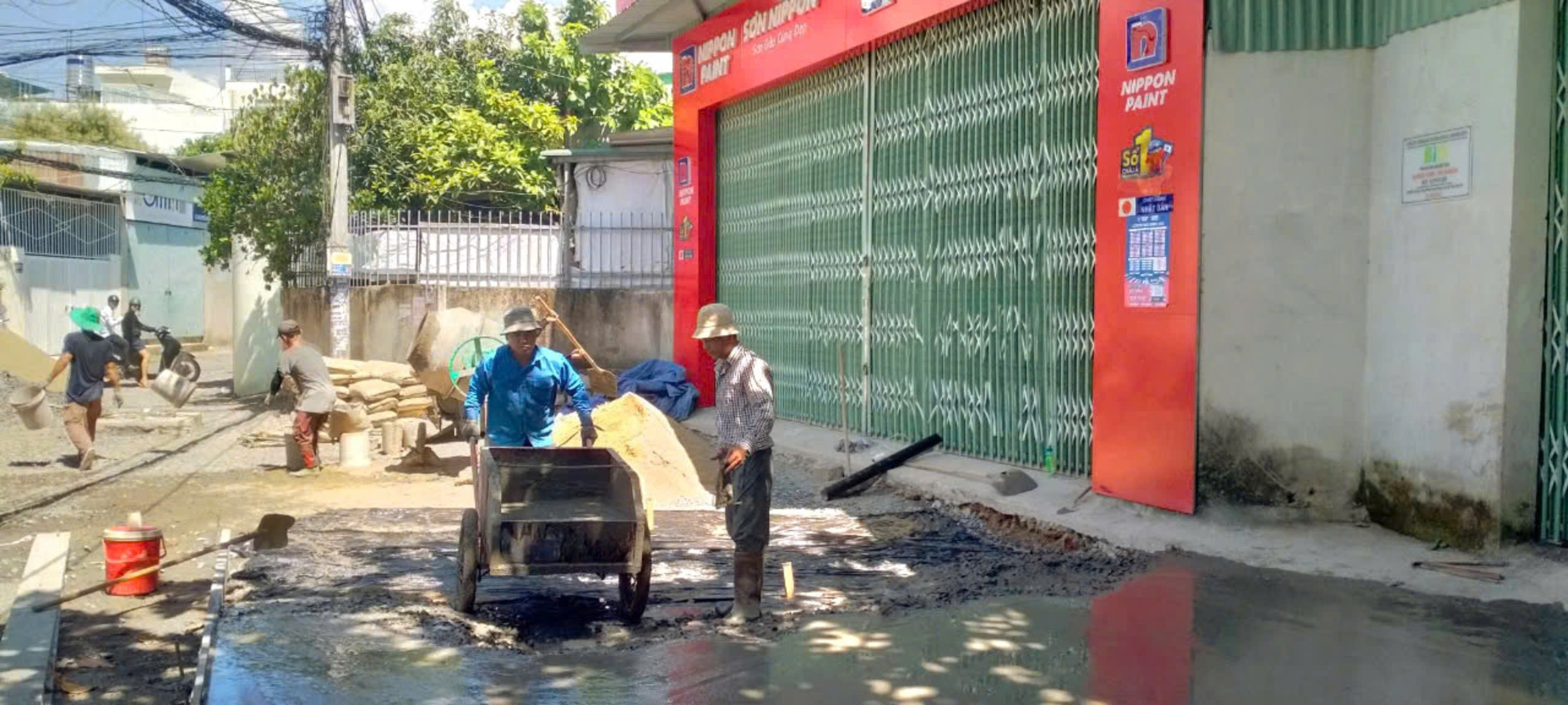 Người dân hẻm 17 tổ dân phố 2 Phước Thành thi công đường hẻm