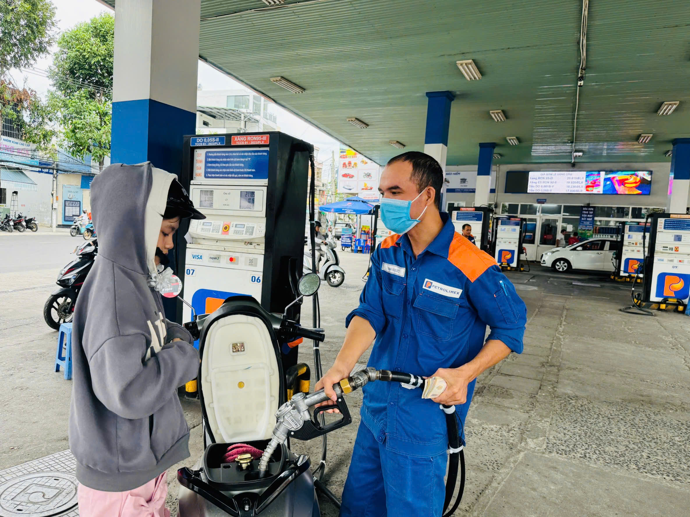 Giá xăng dầu đồng loạt giảm