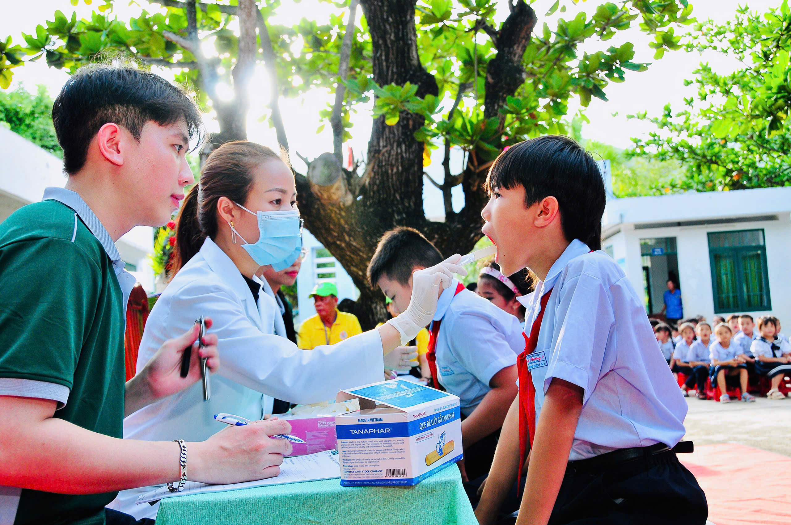 Chăm sóc răng miệng cho hơn 400 học sinh tiểu học