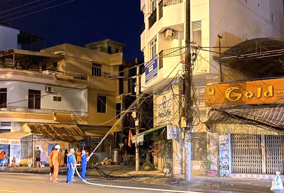 Nhân viên Công ty Xăng dầu Phú Khánh tham gia chữa cháy