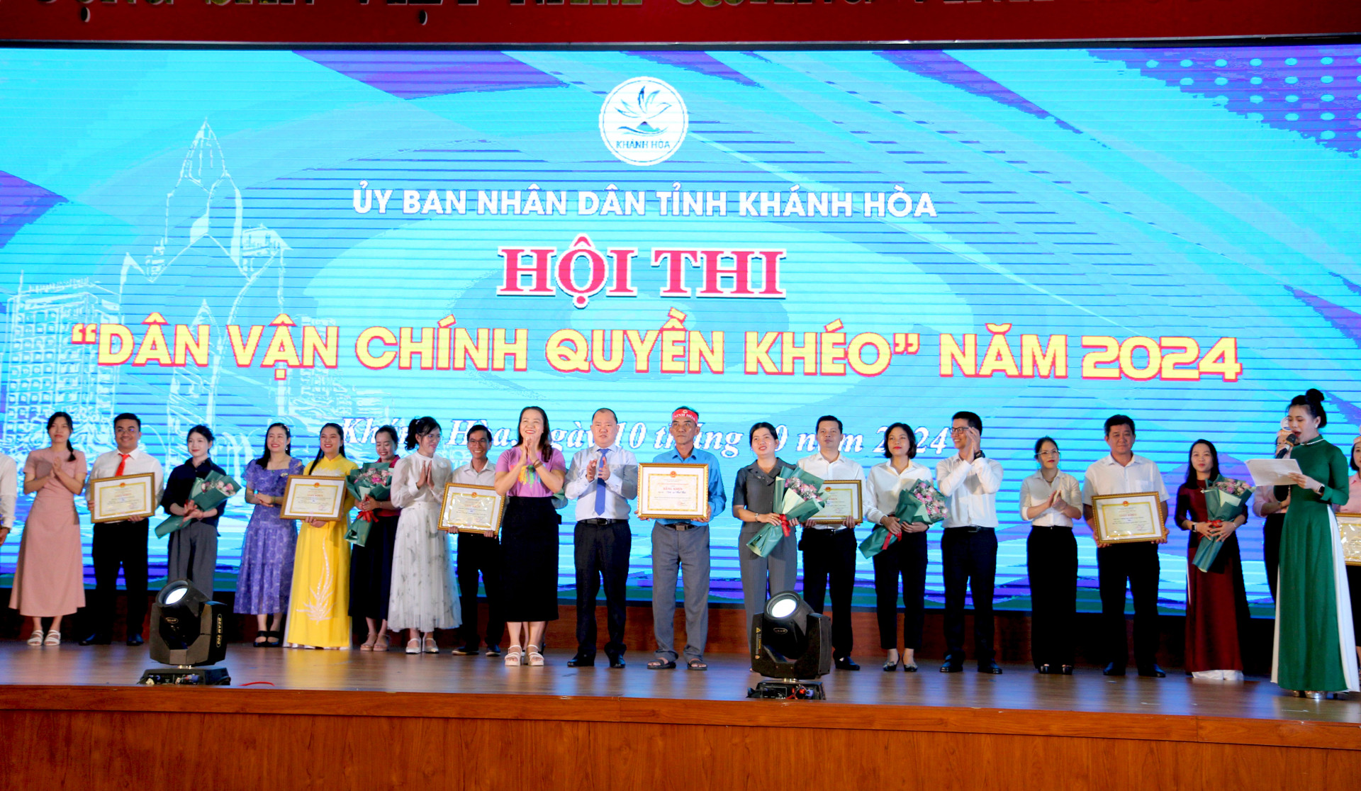 Ban Tổ chức trao giải Nhất Hội thi Dân vận chính quyền khéo (thi trực tiếp) và bằng khen của UBND tỉnh cho đội thị xã Ninh Hòa.