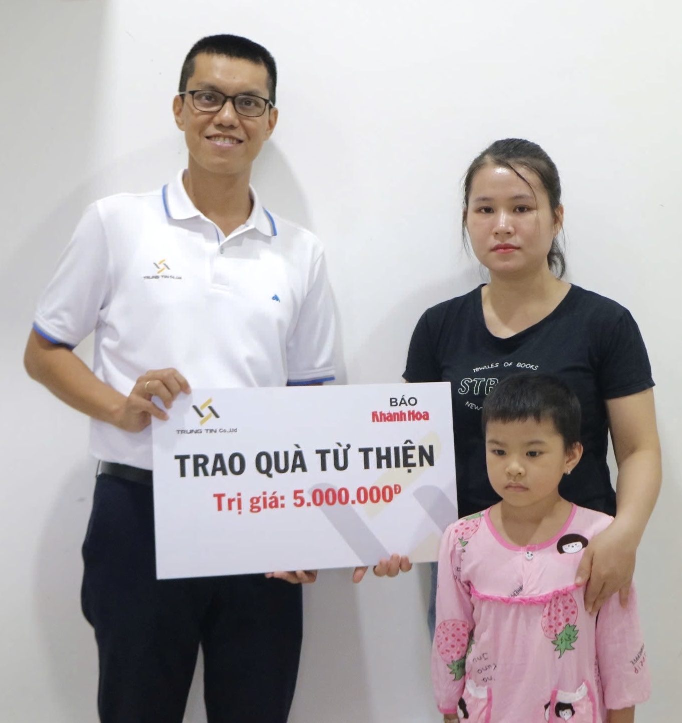 Ông Đỗ Nguyễn - Phó Giám đốc Công ty TNHH Tư vấn và Đầu tư Trung Tín trao tiền ủng hộ cho gia đình cháu Bảo Trang