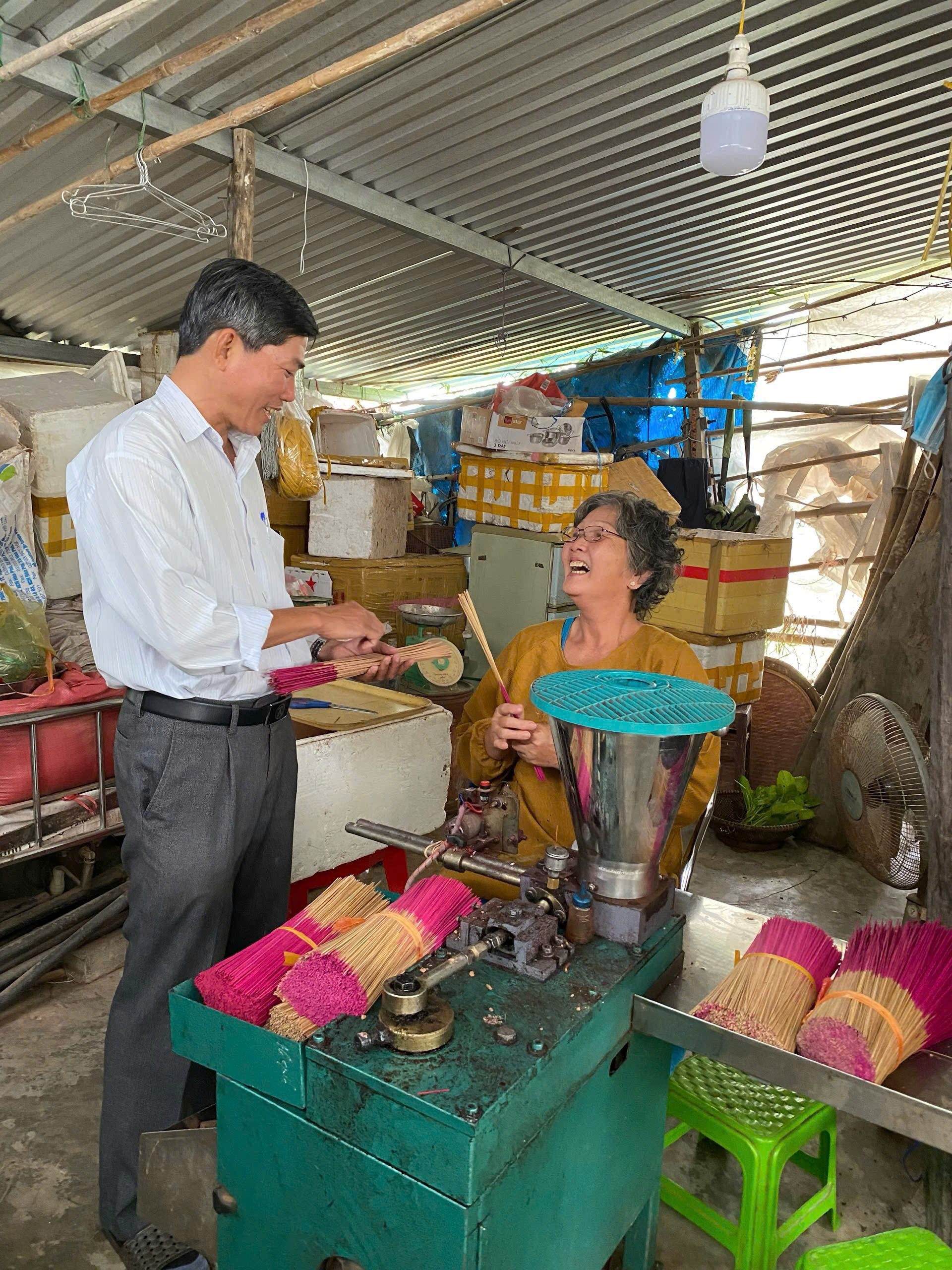 Ông Mai Tấn Hiệp - Chủ tịch UBMTTQ Việt Nam xã Diên Điền chia sẻ với thành viên tổ tình thương