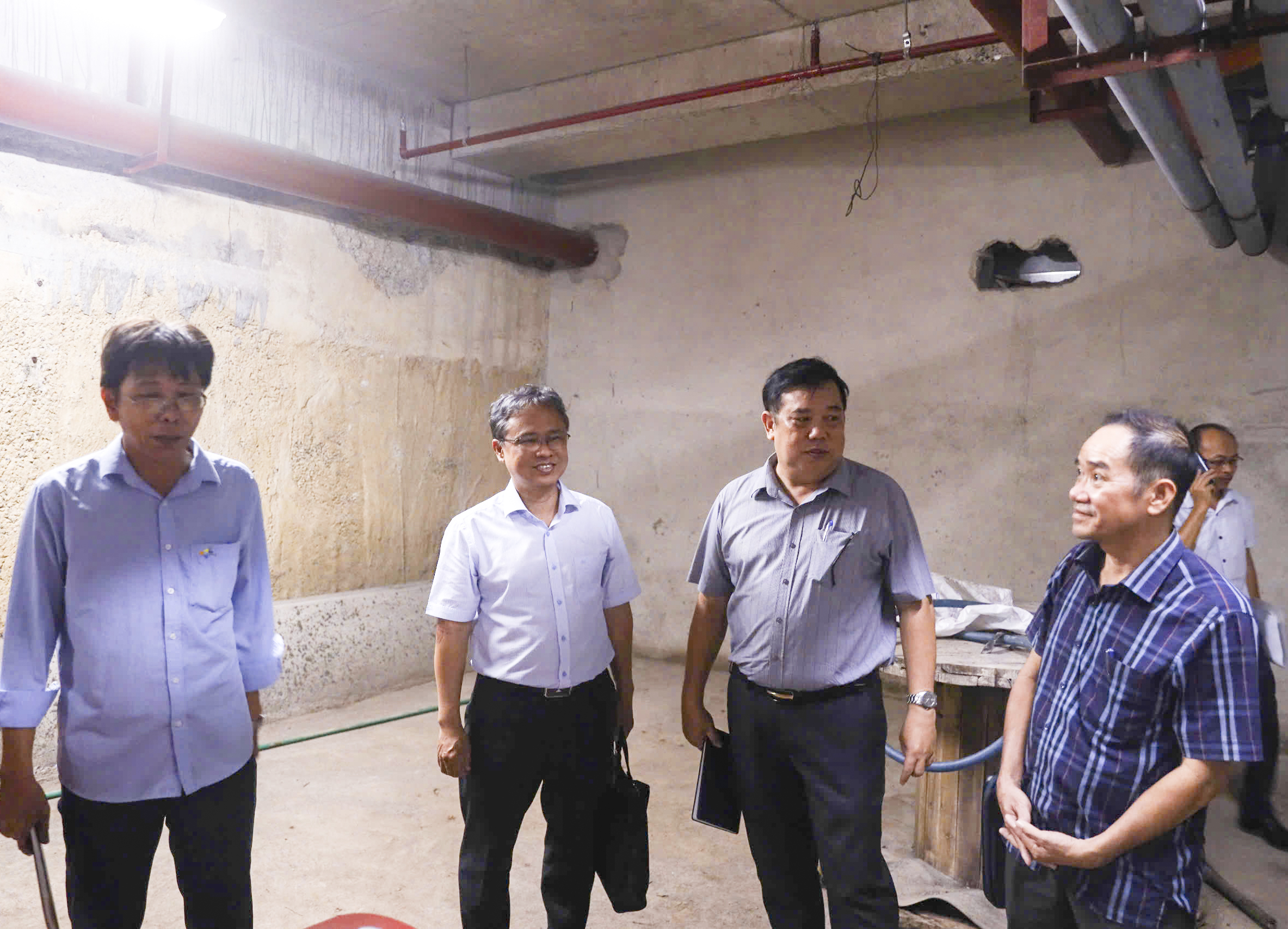 Đồng chí Trần Hòa Nam kiểm tra thực tế tại Chung cư P.H Nha Trang.