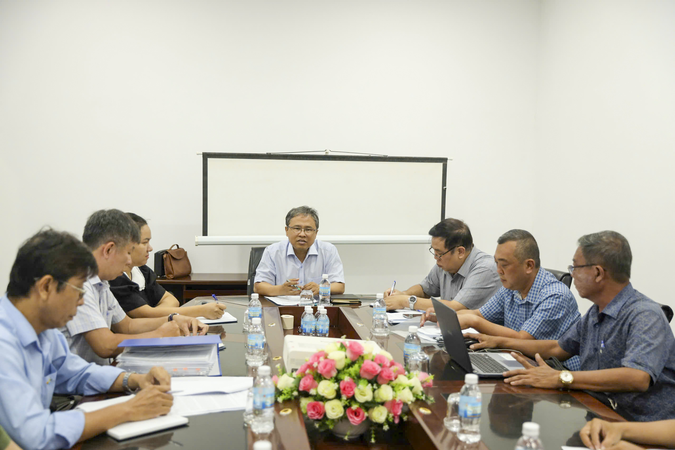 Đồng chí Trần Hòa Nam chủ trì cuộc họp với các sở, ban, ngành, địa phương và đơn vị liên quan đến việc chấp hành các quy định pháp luật trong hoạt động xây dựng tại chung cư P.H Nha Trang.