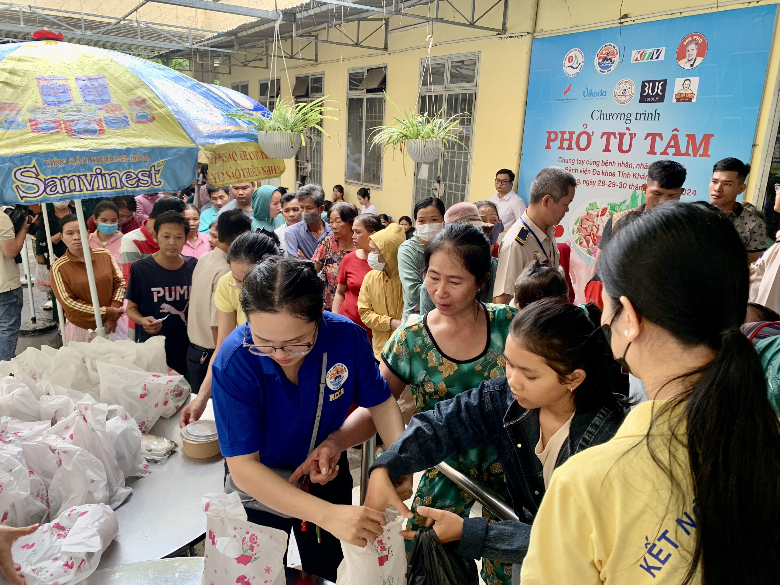 Hiệp hội Văn hóa ẩm thực Khánh Hòa trao tặng 3.000 tô phở cho bệnh nhân