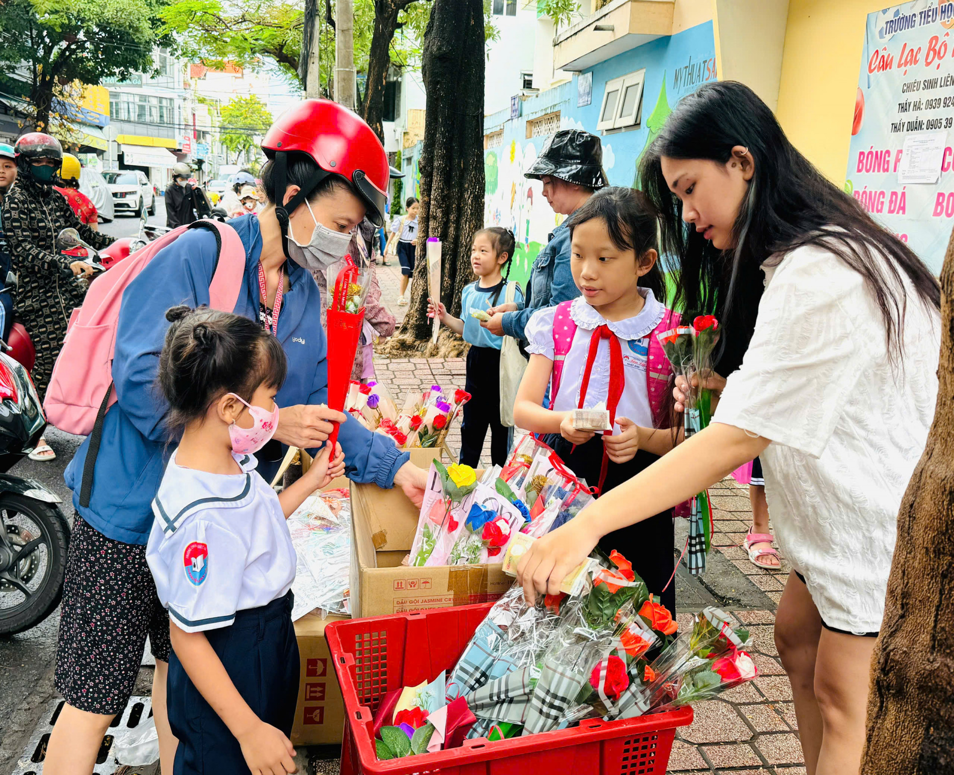 Phụ huynh, học sinh mua hoa tặng cô giáo sáng 18-10