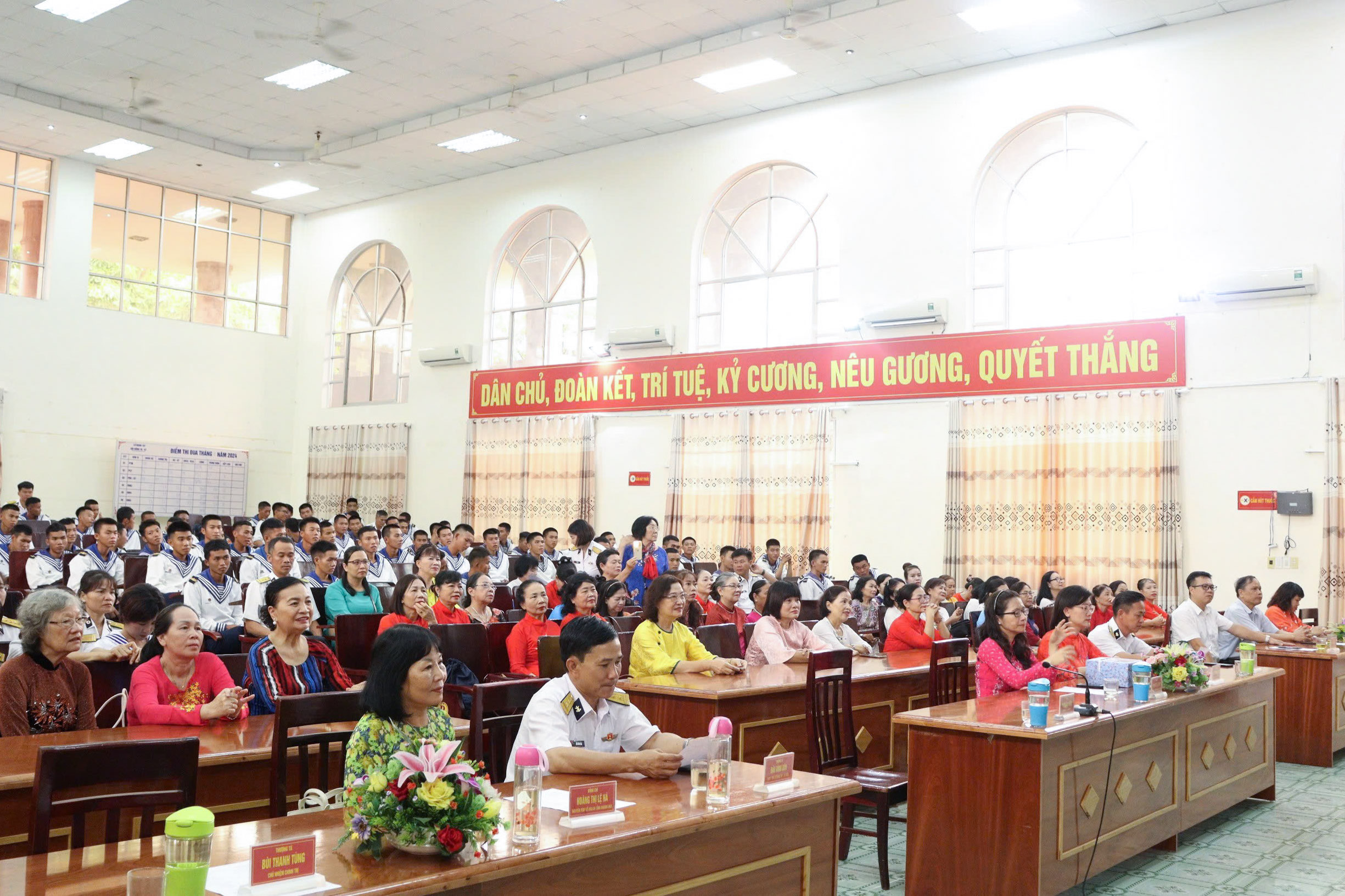 Lữ đoàn 101 giao lưu, tuyên truyền biển, đảo cho hội viên phụ nữ phường Lộc Thọ