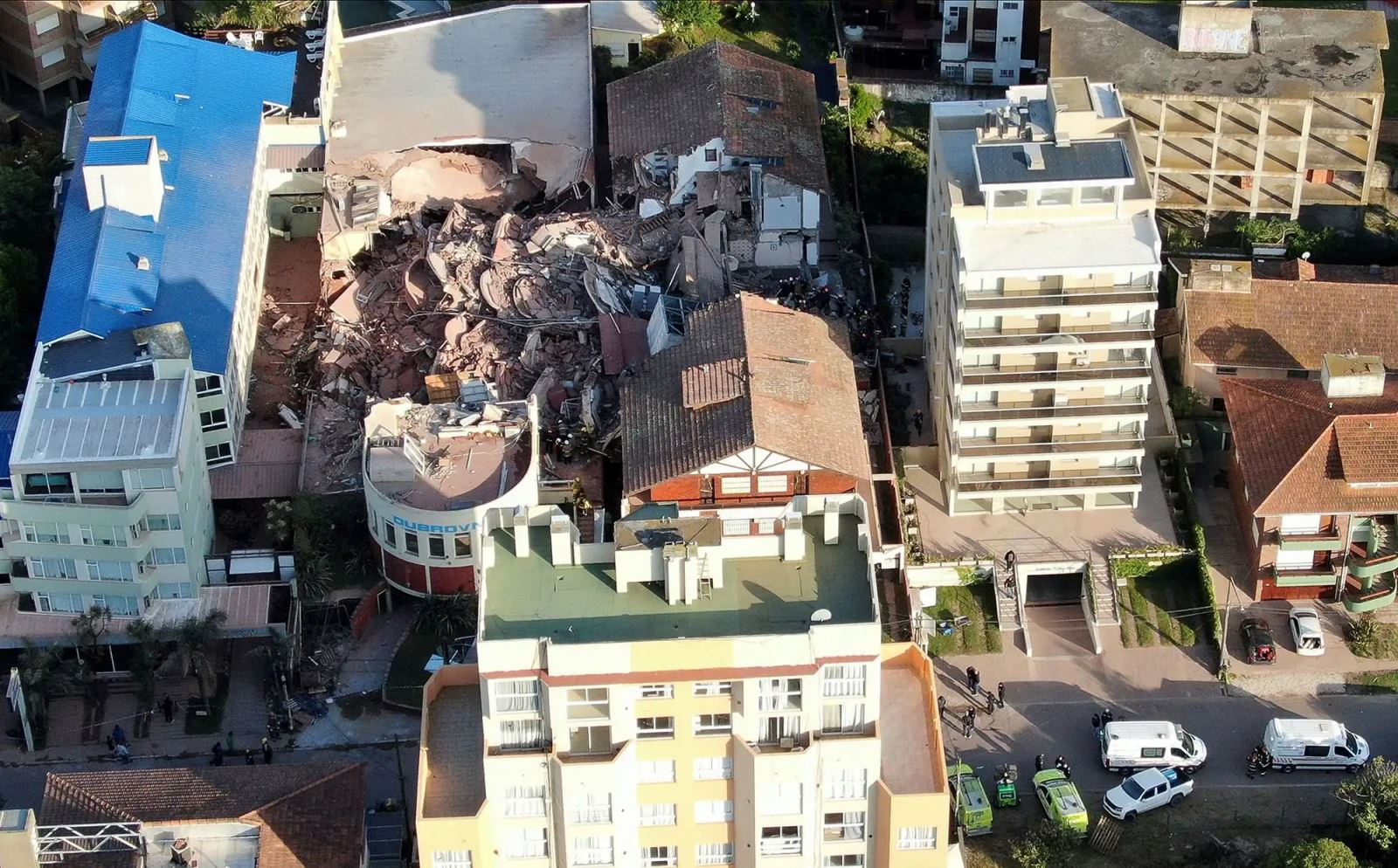 Sập tòa nhà 10 tầng của một khách sạn ở thành phố biển Villa Gesell, tỉnh Buenos Aires của Argentina. Ảnh: Reuters

